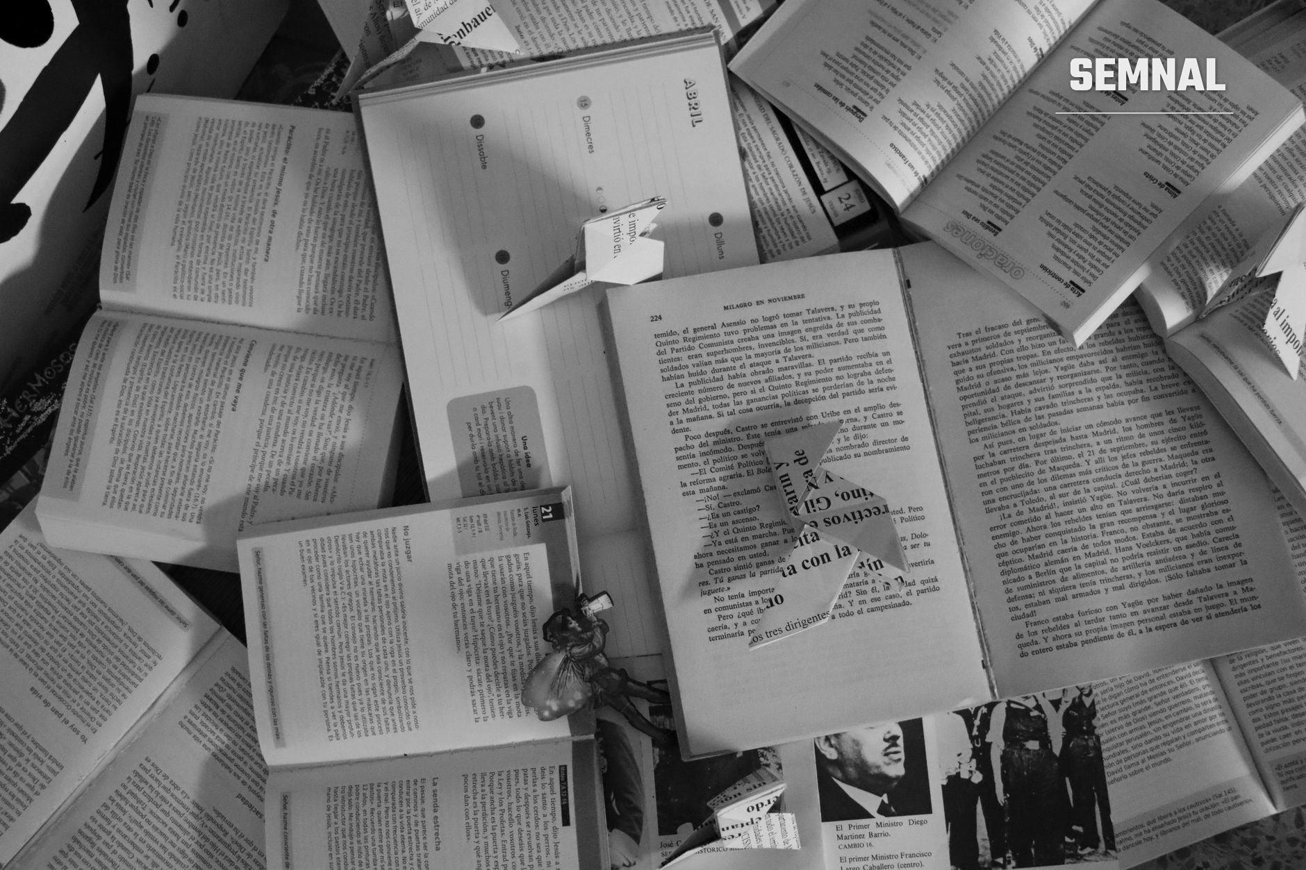 Cărți deschise și documente tipărite. (Foto: Nacho Abad / Pexels)