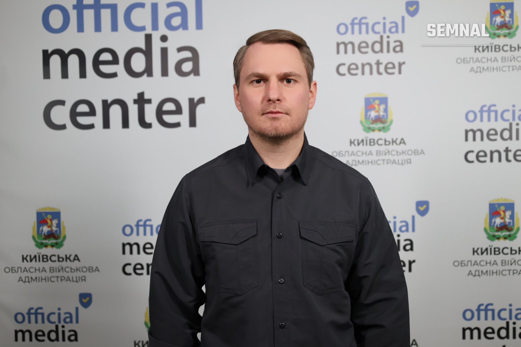 Ruslan Kravcenko, procurorul general al Ucrainei, într-o fotografie de presă la centrul media oficial, purtând cămașă neagră. (Foto: Fedorchenko Olha)