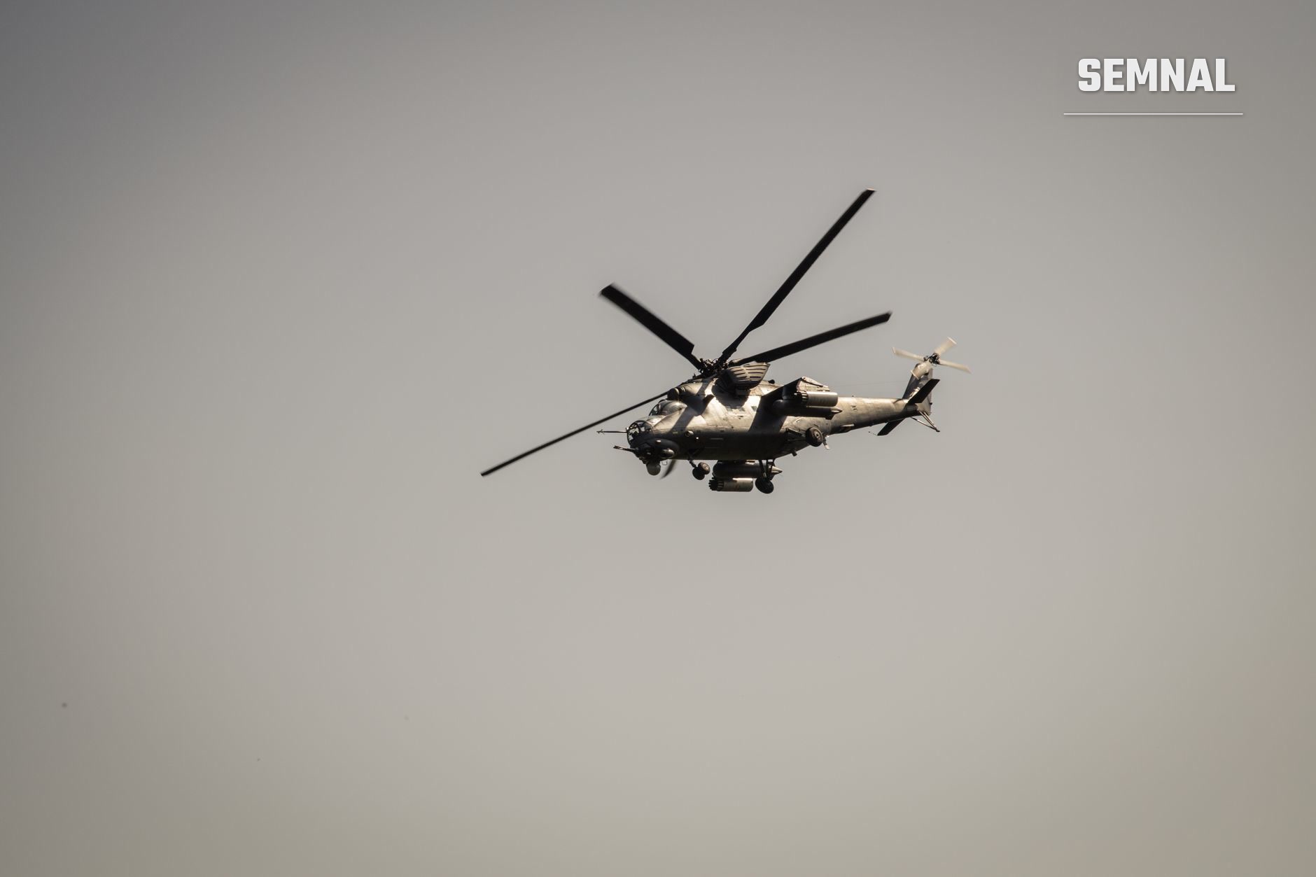 Elicopter de atac militar în zbor pe cer gri, echipat cu armament și echipamente tactice, simbolizând operațiunile de luptă aeriene în conflictul din Ucraina. (Foto: Boris Hamer / Pexels)