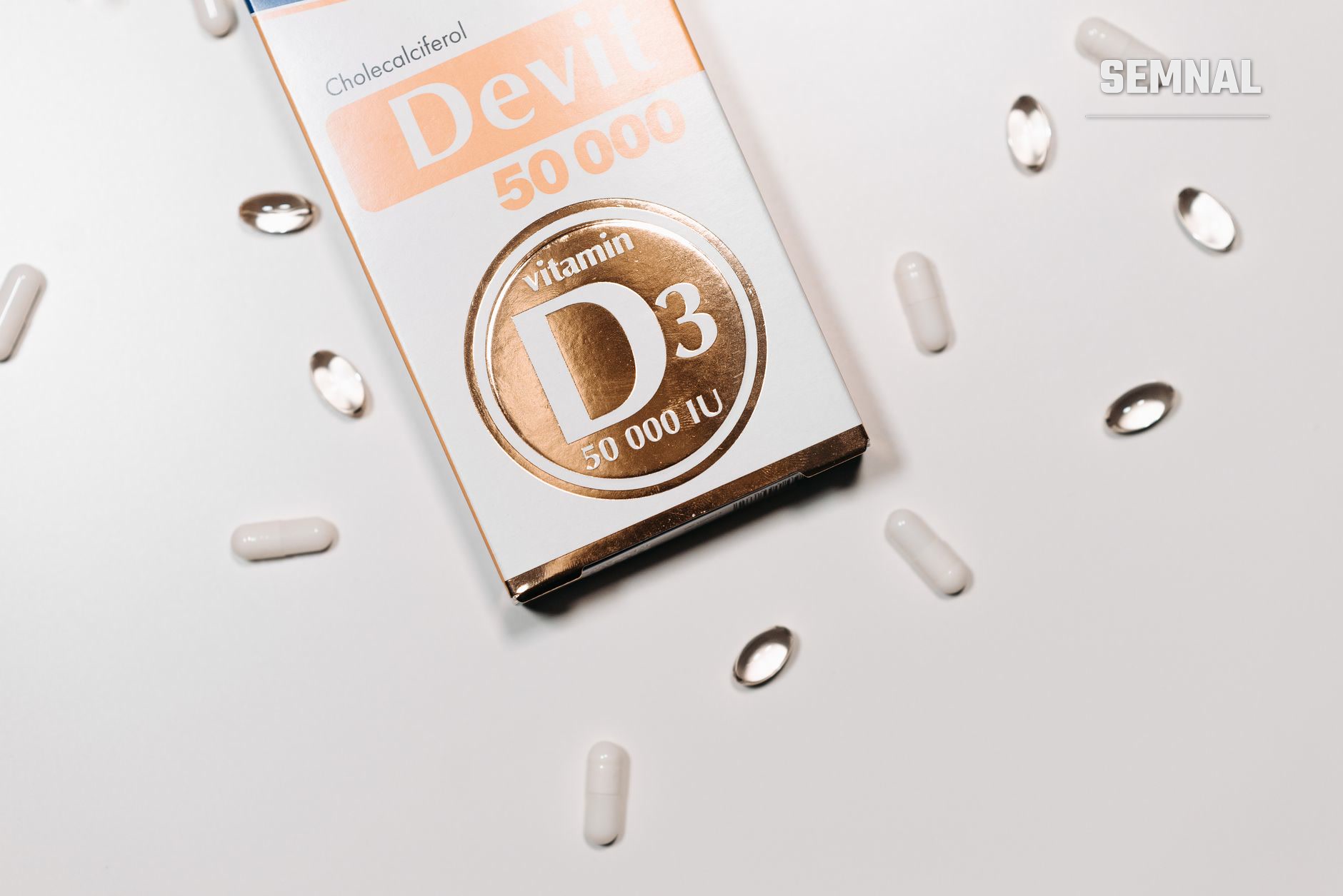 Cutie de supliment Devi vitamina D3 50.000 UI cu logo D3 auriu și comprimate albe pe fundal alb, ilustrând tratamentul deficitului de vitamina D la români. (Foto: Pavel Danilyuk / Pexels)