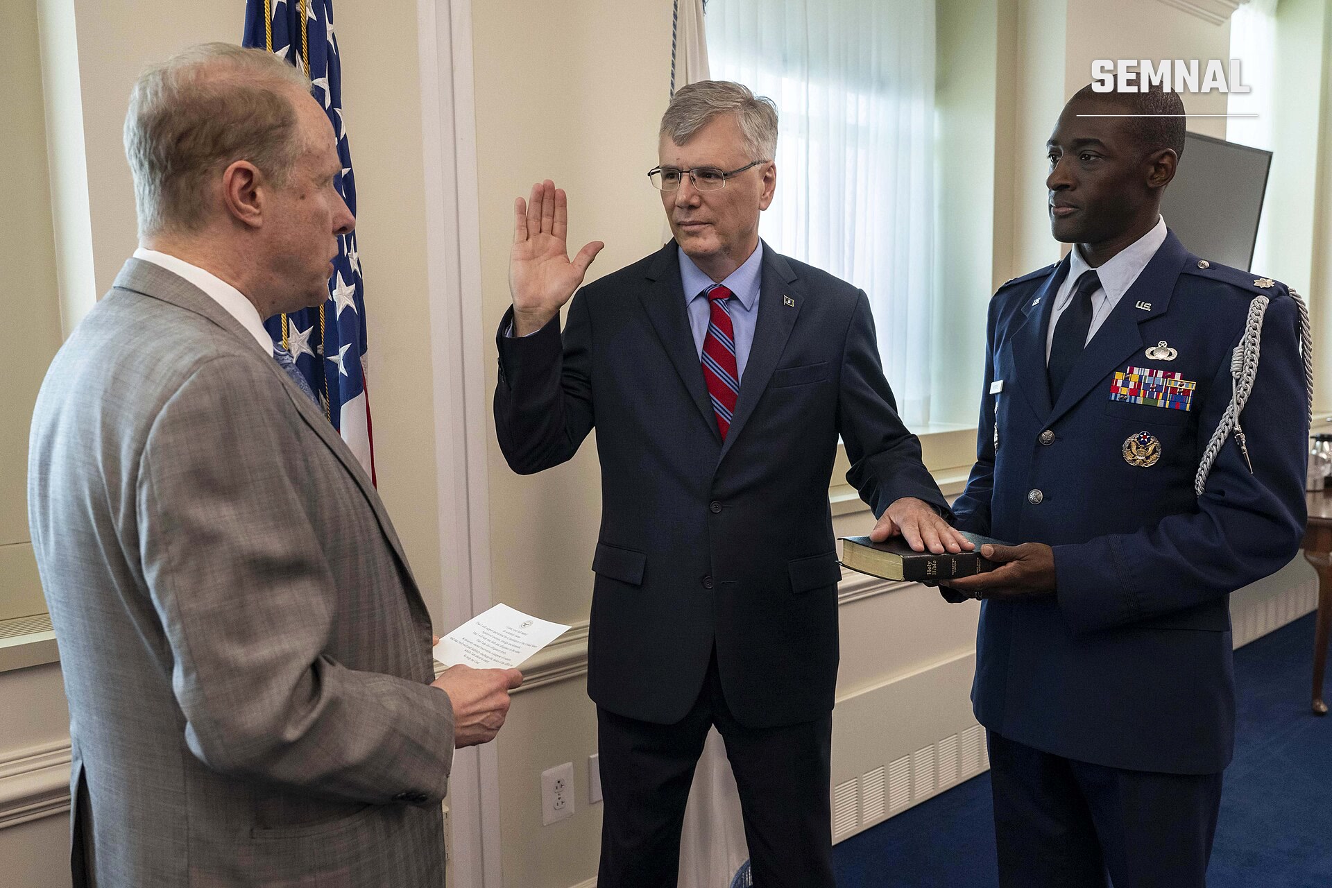 Troy Meink, Secretarul Forțelor Aeriene, cu mâna ridicată în gest de jurământ în cadrul unei ceremonii oficiale, alături de doi colegi. (Foto: Senior Airman Madelyn Keech)