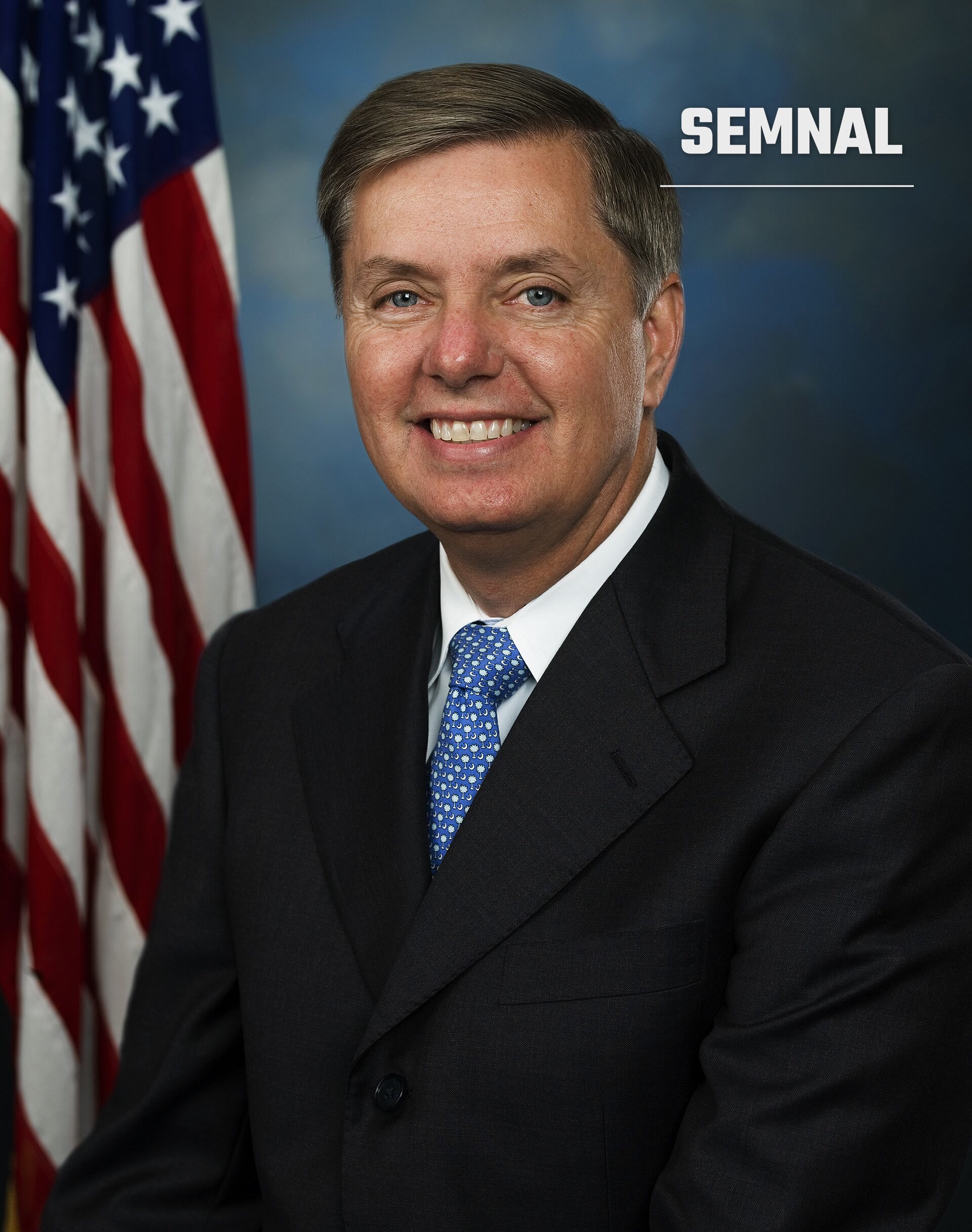 Lindsey Graham, senator republican american, portret oficial in costum negru si cravata albastra, cu steag american in fundal. (Foto: US Senate)