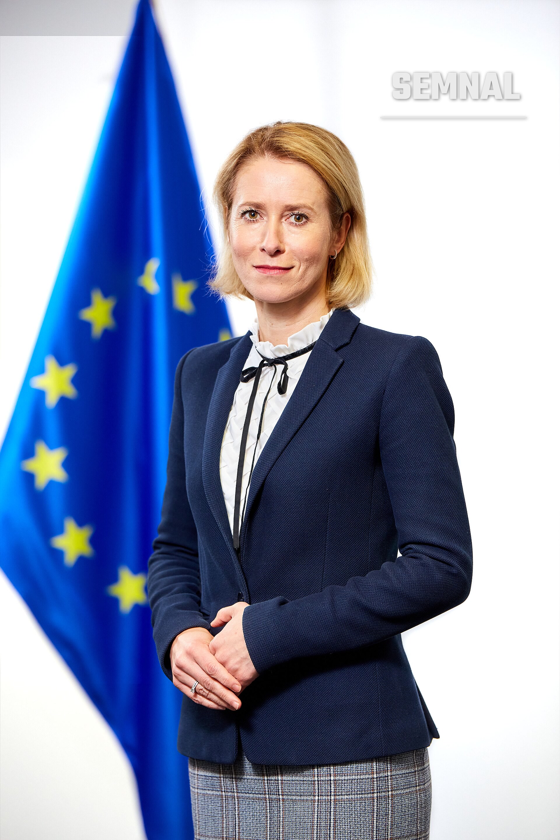 Kaja Kallas în portret oficial, purtând un costum bleumarin și o cămașă albă, pozată în fața drapelului Uniunii Europene cu stele galbene pe fundal albastru (Foto: Aurore Martignoni / European Union)