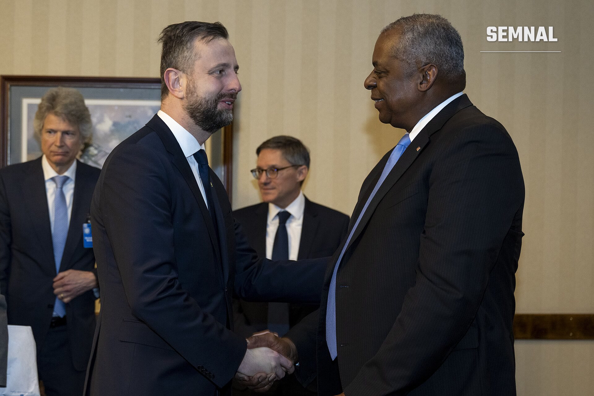 Władysław Kosiniak-Kamysz, ministrul polonez al Apărării, dând mâna cu un oficial la o întâlnire într-un cadru oficial (Foto: U.S. Secretary of Defense)