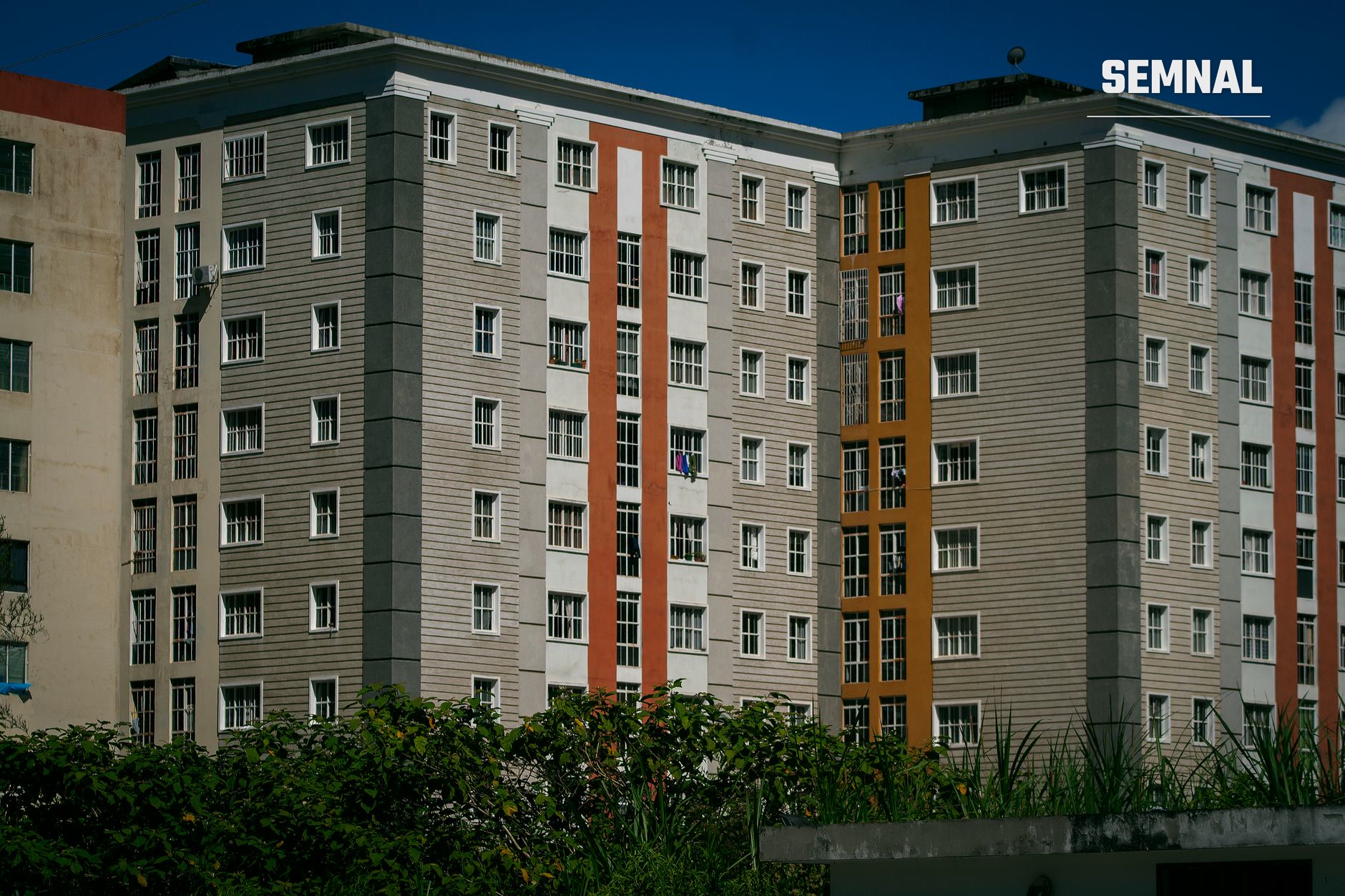 Complex modern de locuințe colective din Freiburg cu fațade colorate și arhitectură sustenabilă, exemplu de model cooperativ de locuire accesibilă în orașul mediu european. (Foto: Arturo A / Pexels)