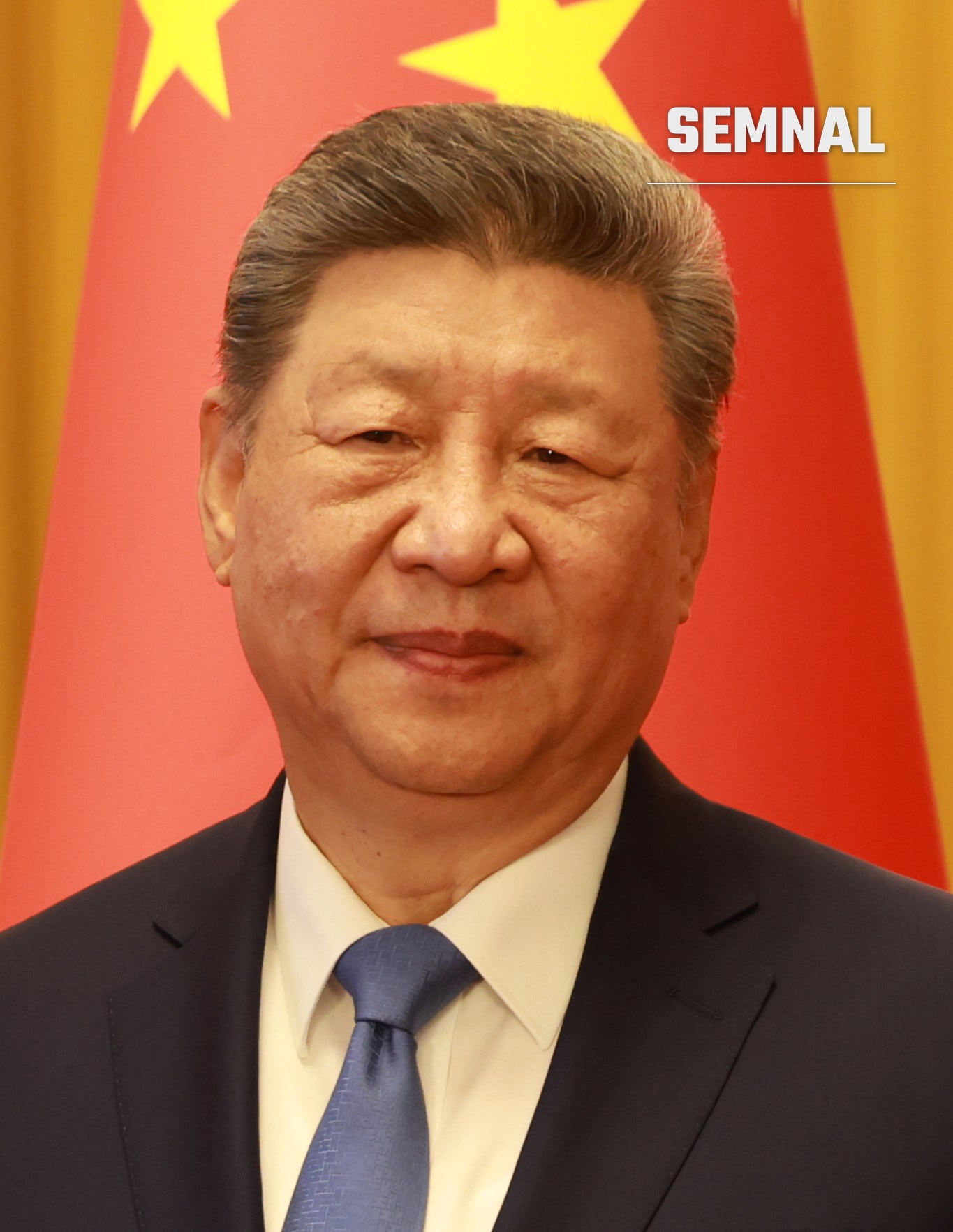 Xi Jinping, președintele Chinei, intr-un portret oficial cu fundal de steag chinez, inclinand ușor capul inainte, imbracand costum negru și cravată albastră. (Foto: Presidencia de la República del Ecuador)