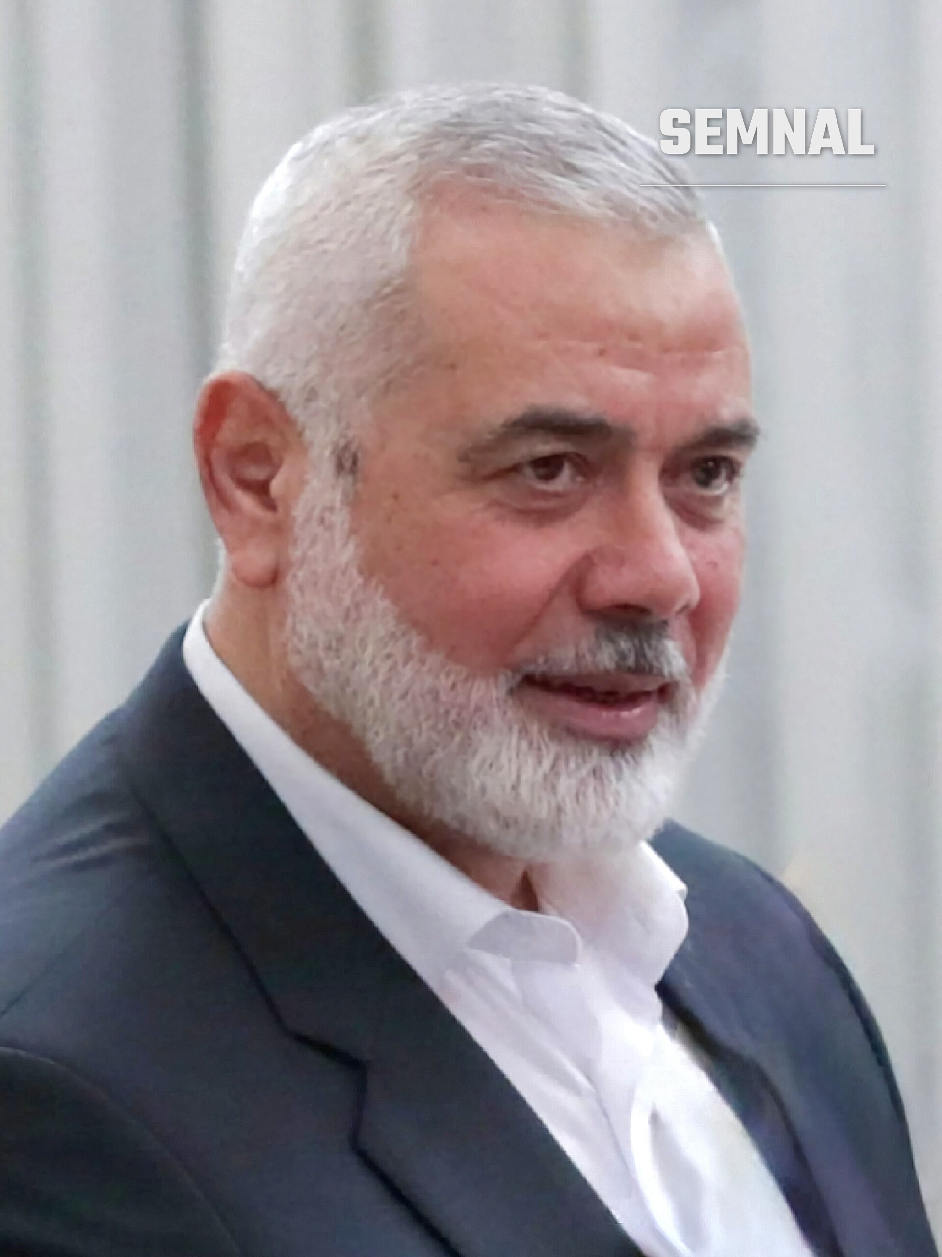 Masoud Pezeshkian, bărbat cu părul și barba gri, purtând costum negru și cămașă albă, într-un portret de presă cu fundal gri neutru. (Foto: duma.gov.ru)