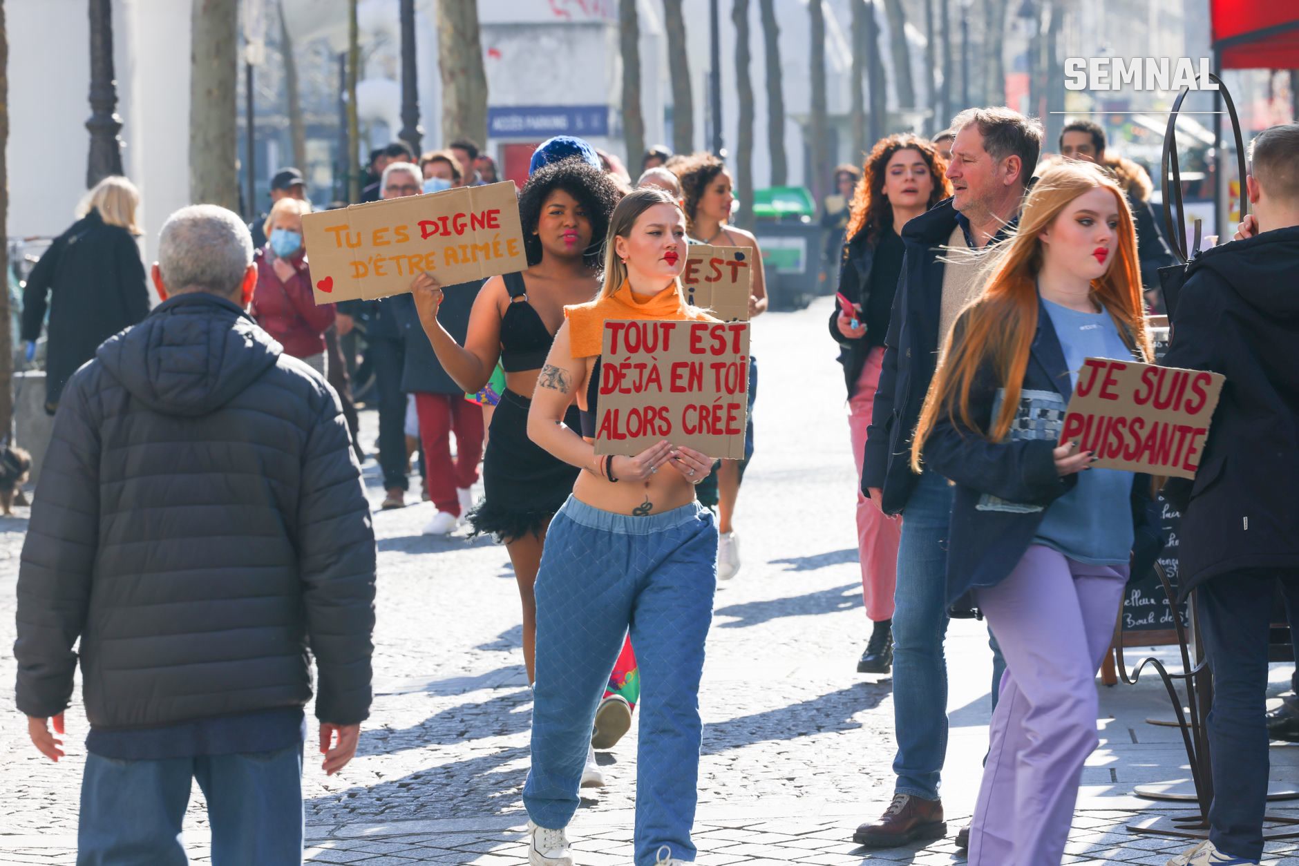 Tineri protestatari în stradă ținând pancarte cu mesaje de protest scrise în franceză, manifestând pentru schimbări în domeniul educației și condițiilor școlare în Franța. (Foto: Anthony Rahayel / Pexels)