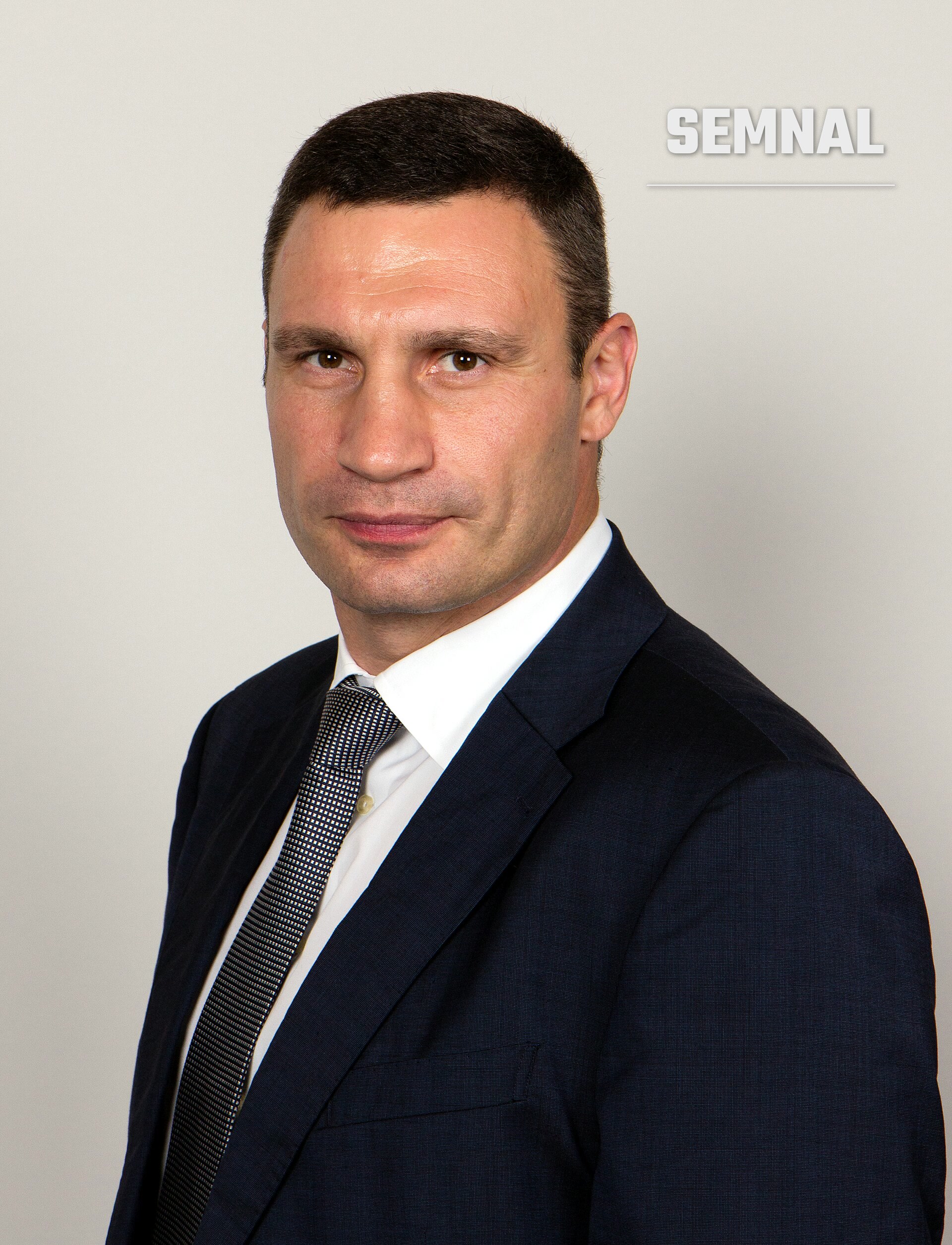 Vitali Klitschko, primarul Kyivului, în portret oficial cu costum bleumarin și cravată gri. (Foto: Sven Teschke)