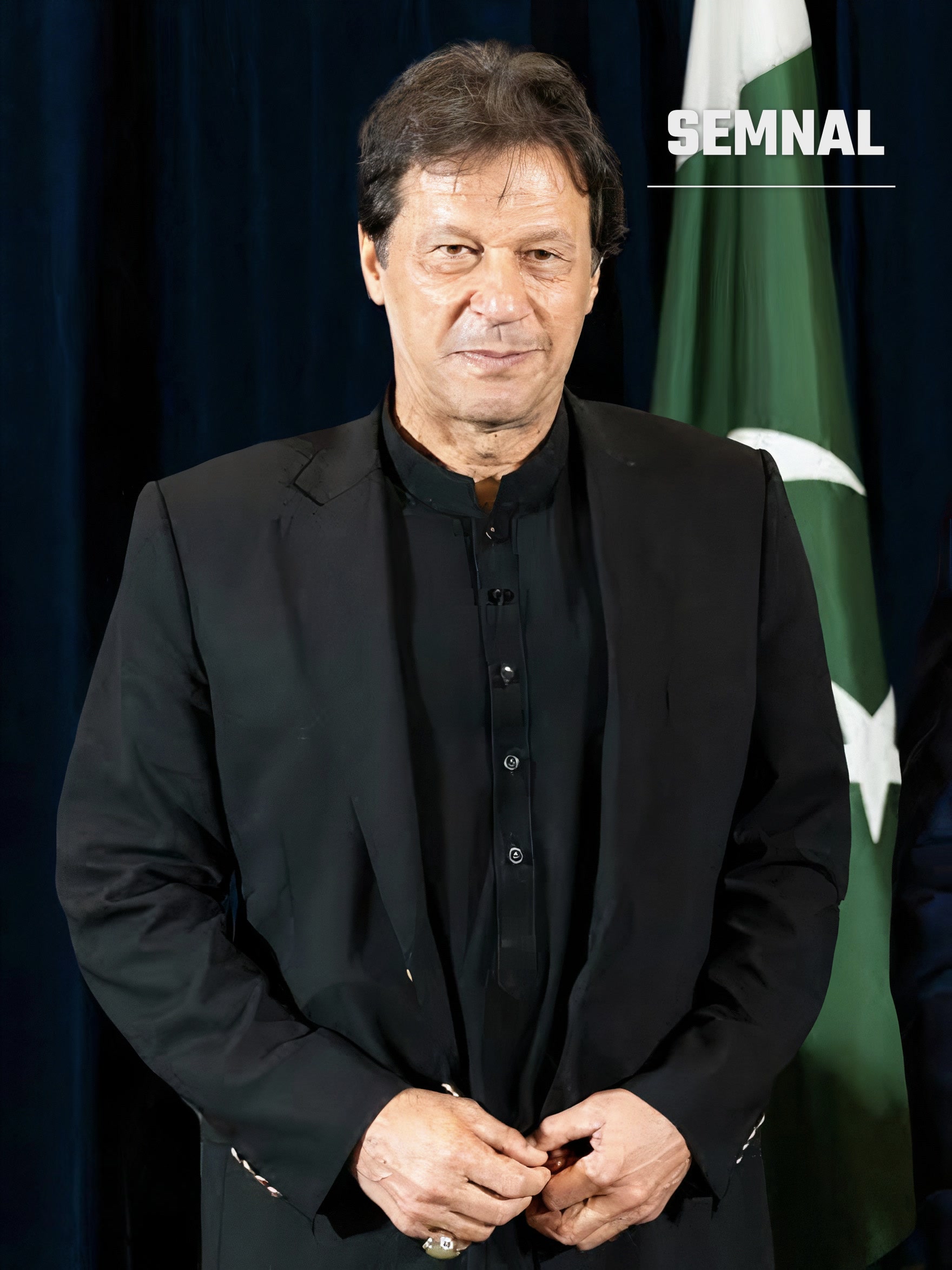 Imran Khan, fost premier al Pakistanului, în costum negru, în fața drapelului Pakistanului, imagine de arhivă (Foto: The White House / Wikimedia Commons)