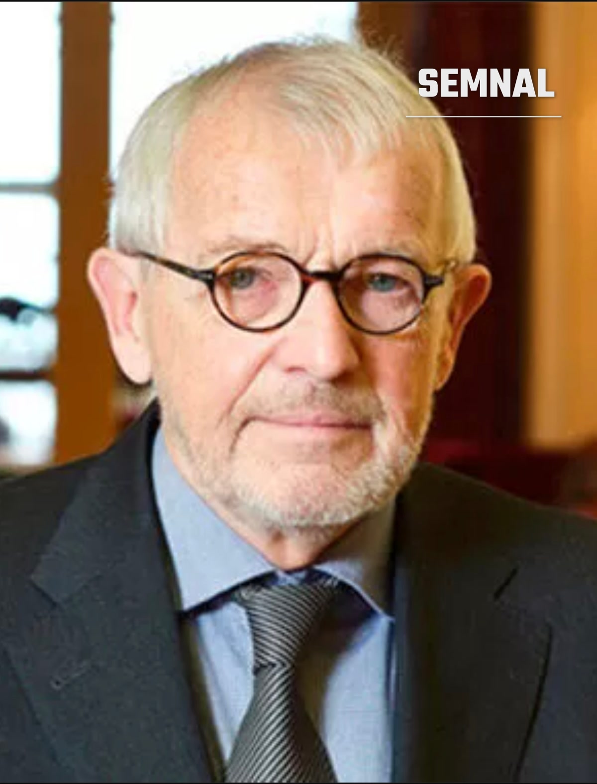 Francis Halzen, fizician, portret de presa într-o poza de prim-plan cu ochelari si costum, fata vizibila si recunoscuta (Foto: User120011)