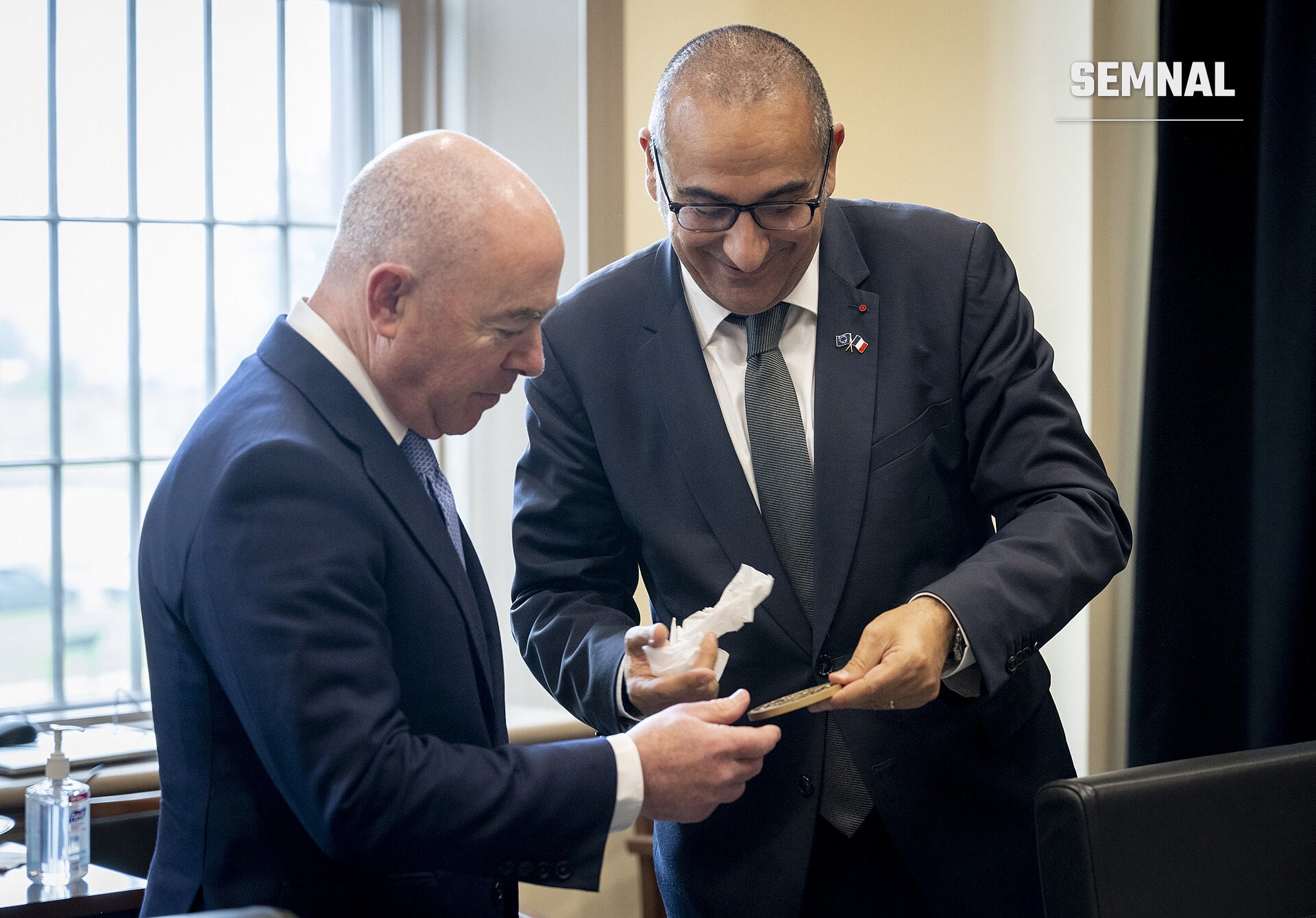 Laurent Nunez, ministrul de interne, examinând un document într-un birou alături de un alt oficial (Foto: DHSgov)