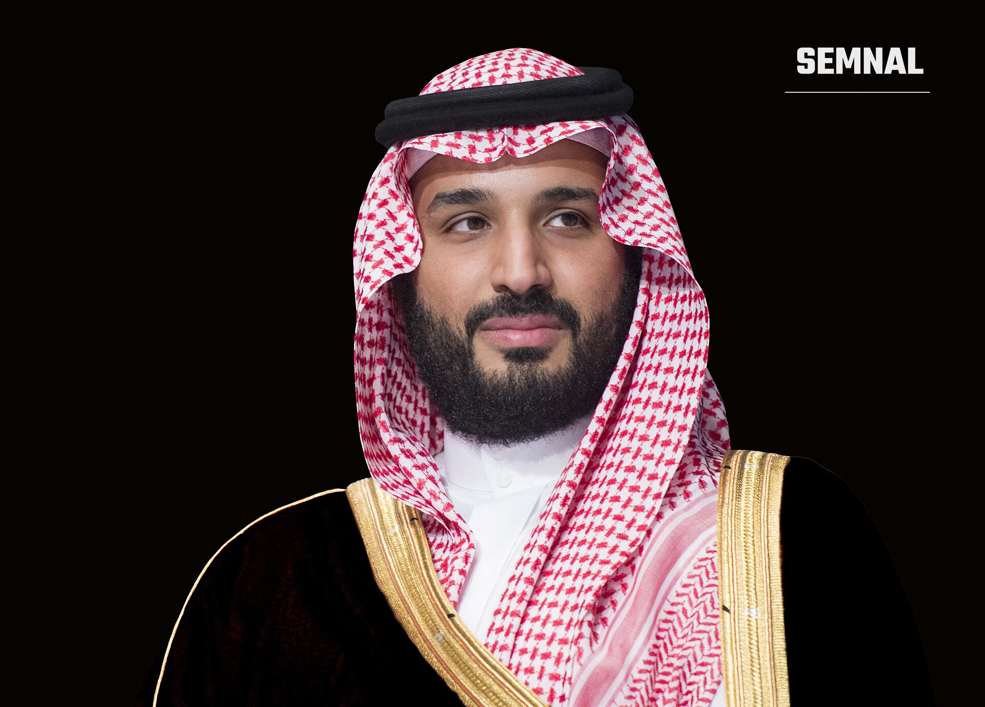 Mohammed bin Salman: portret în prim-plan, pe fundal negru, cu basma alb-roșie în carouri, cordon negru și haină neagră cu margini aurii. (Foto: وكالة الأنباء السعودية (Saudi Press Agency))