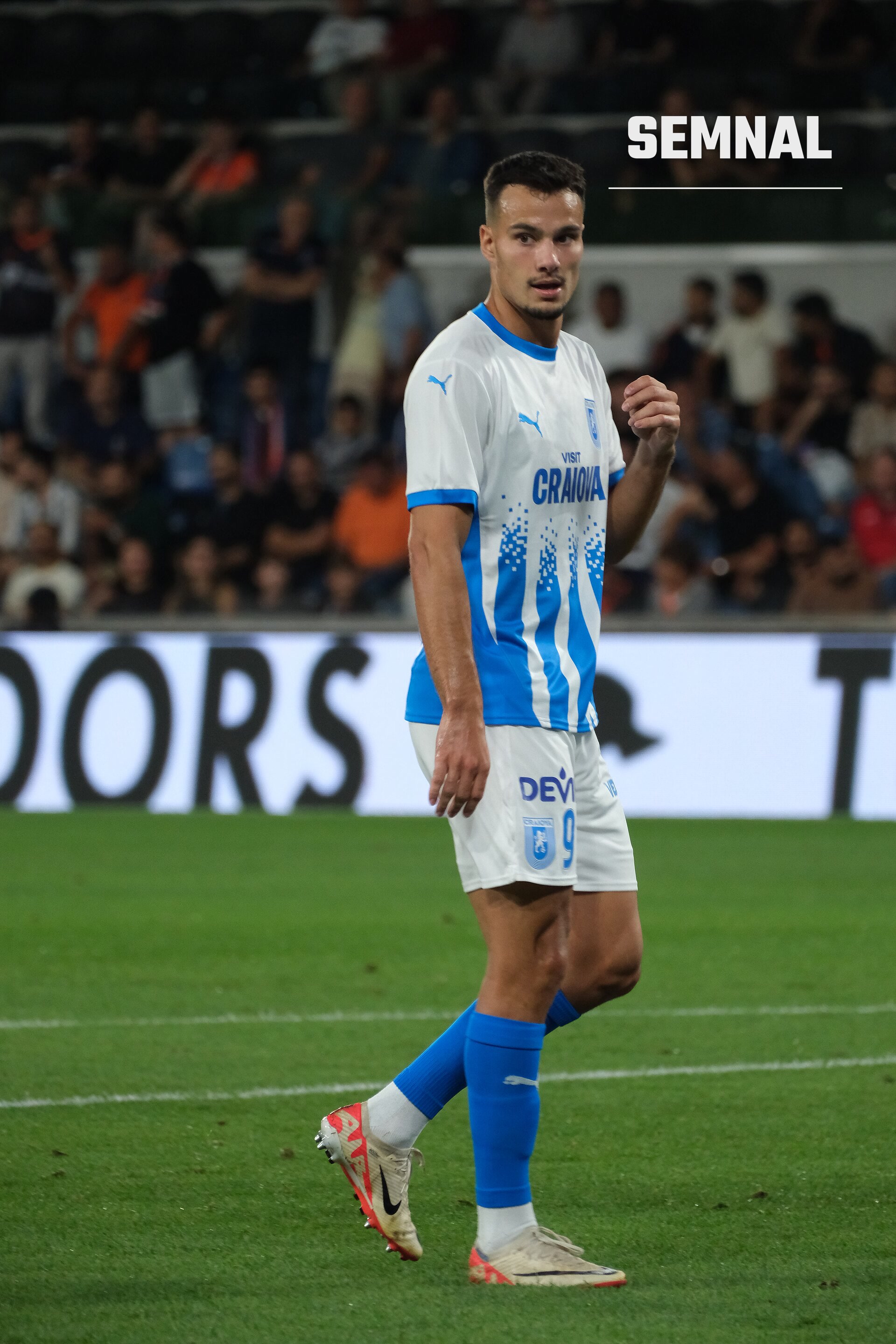 Assad Al Hamlawi, jucător de fotbal în tricoul alb-albastru al Universității Craiova, cu numărul 9, pe teren în timpul unui meci. (Foto: Zafer)
