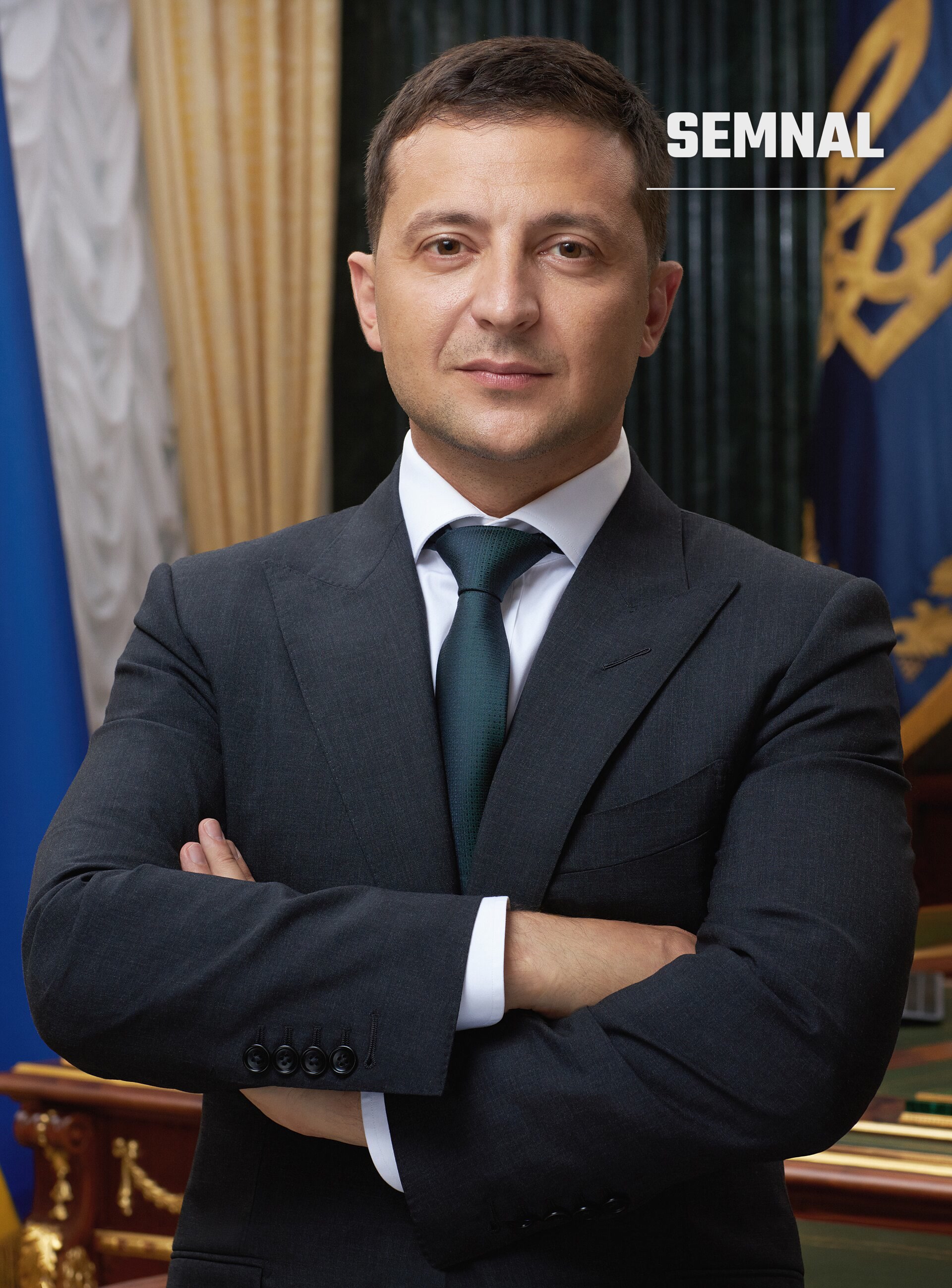 Volodimir Zelenski, președintele Ucrainei, într-un portret oficial, cu brațele încrucișate, în costum gri închis și cravată verde. (Foto: http://www.president.gov.ua/)
