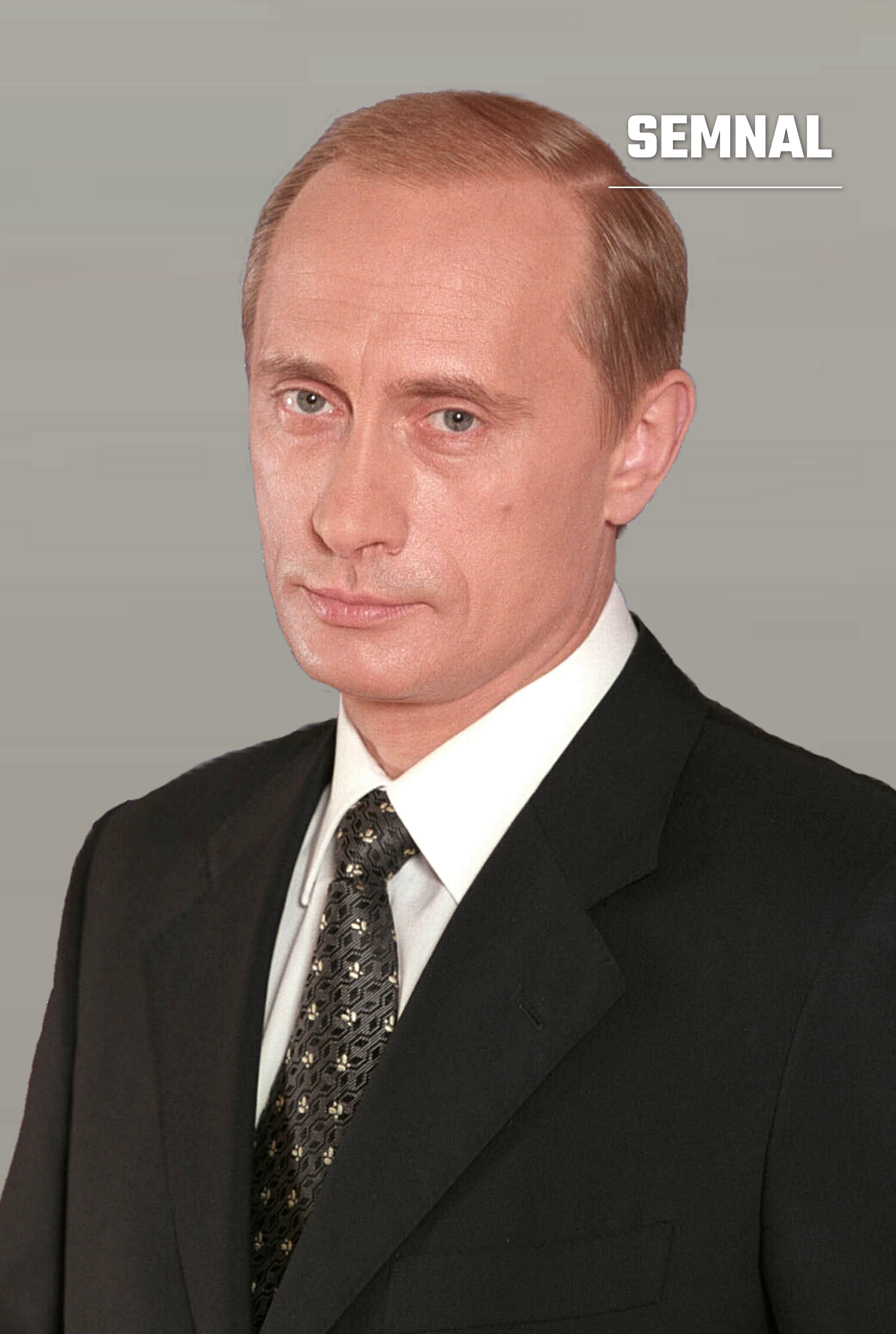 Vladimir Putin, președintele Rusiei, într-un portret oficial în costum negru, cămașă albă și cravată cu model, pe fond gri. (Foto: Presidential Press and Information Office)