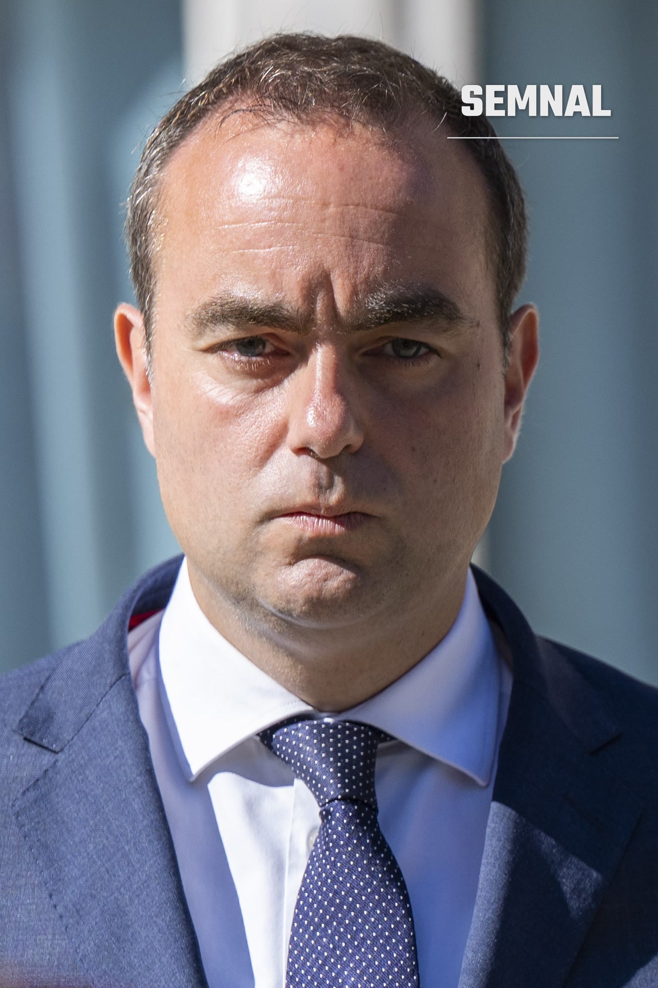 Sébastien Lecornu, premierul Franței, într-un portret în prim-plan cu expresie serioasă, în costum bleumarin și cravată cu puncte. (Foto: U.S. Secretary of Defense)