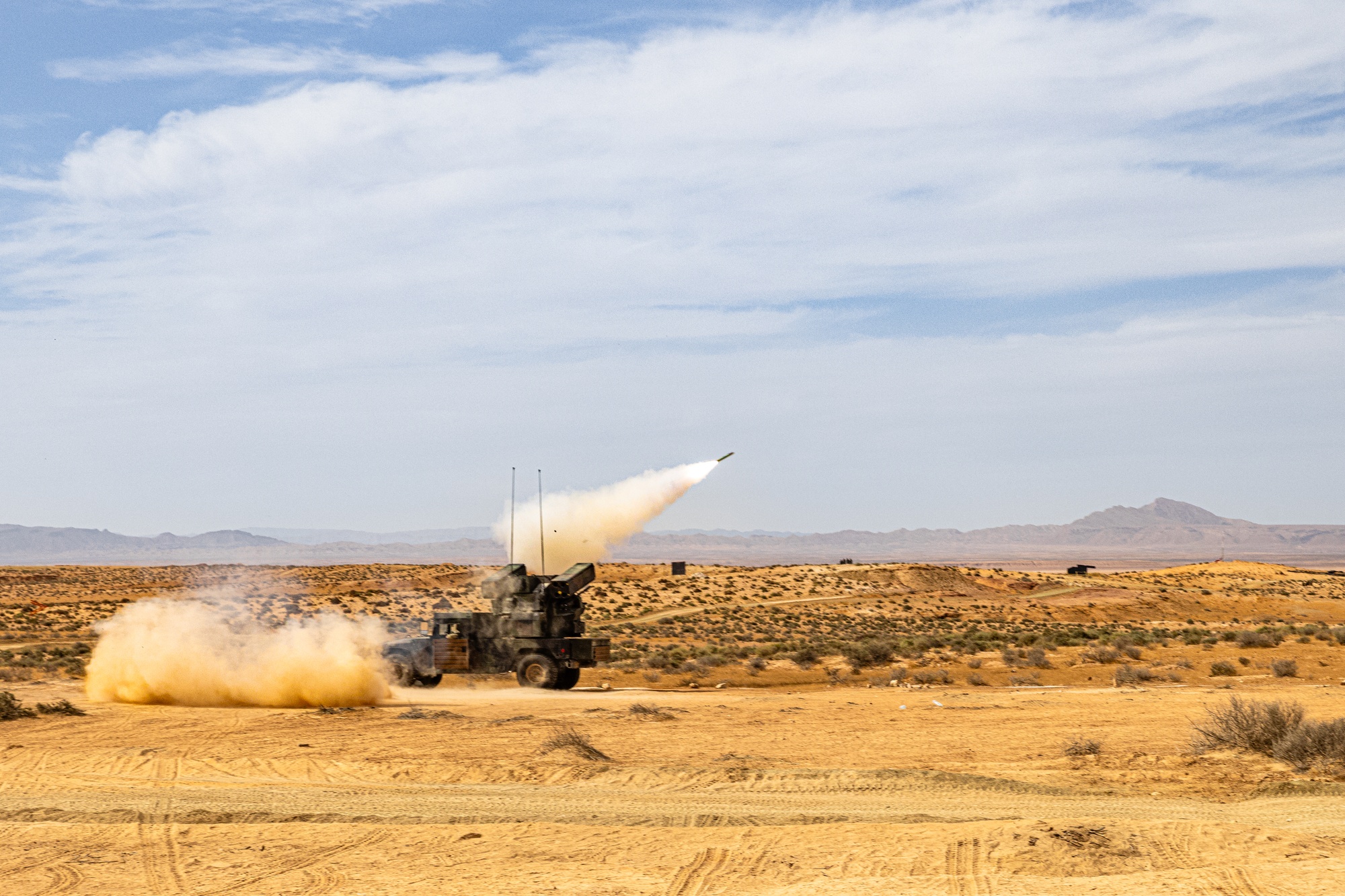 Militari americani lansează o rachetă antiaeriană portabilă de tip Stinger, sistem similar celor MANPADS vizate de contractul China-Iran