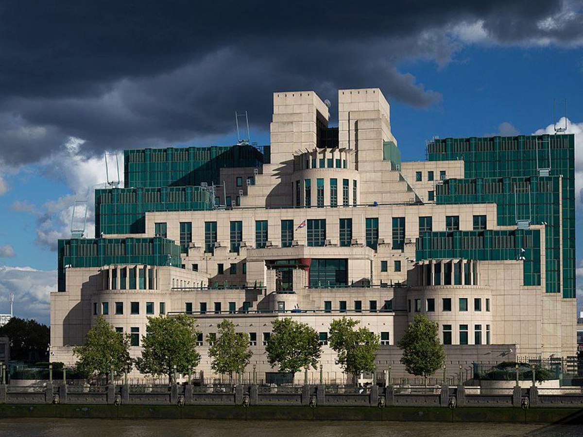 Sediul MI6 (Vauxhall Cross), clădirea serviciului britanic de informații externe, pe malul Tamisei