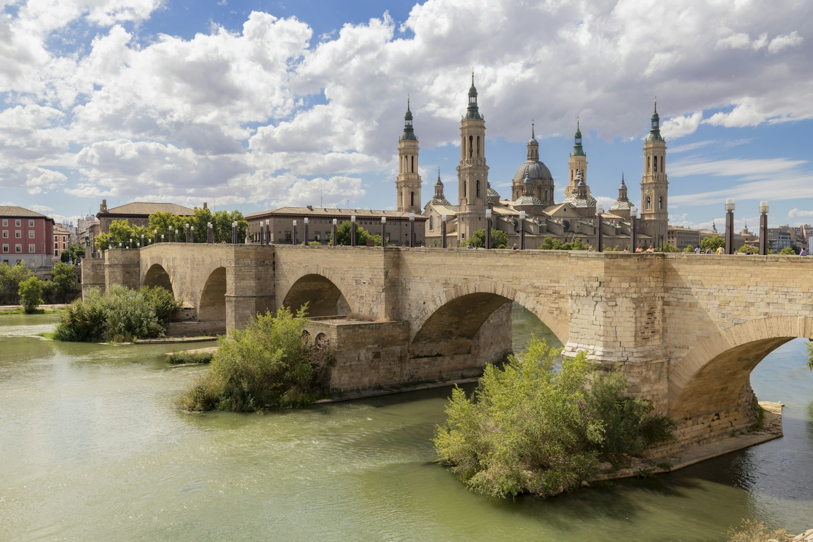 Bazilica El Pilar și Puente de Piedra din Zaragoza, unul dintre orașele căutate de turiști pentru eclipsa din 12 august