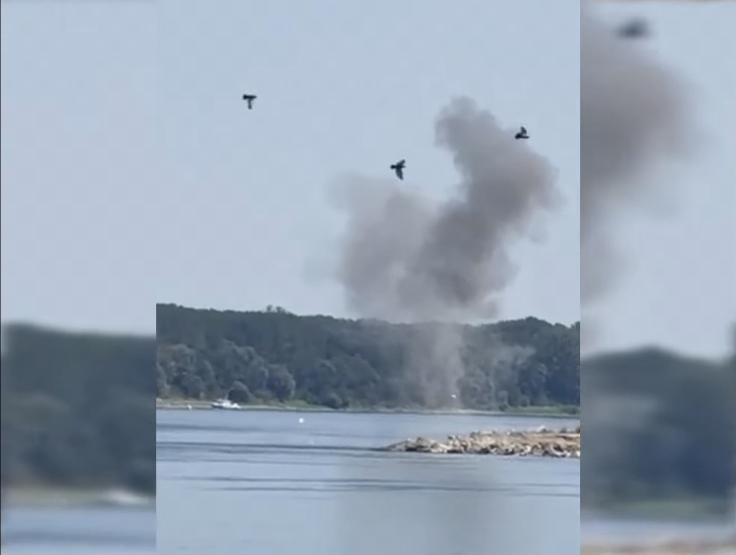 Fum degajat în urma exploziei de test asupra stâncii Pârjoaia, pe malul Dunării, lângă Izvoarele