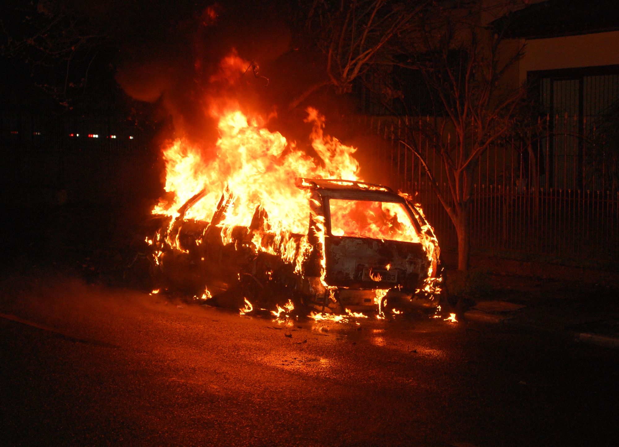Incendiu puternic într-o parcare din Oradea: mașini distruse