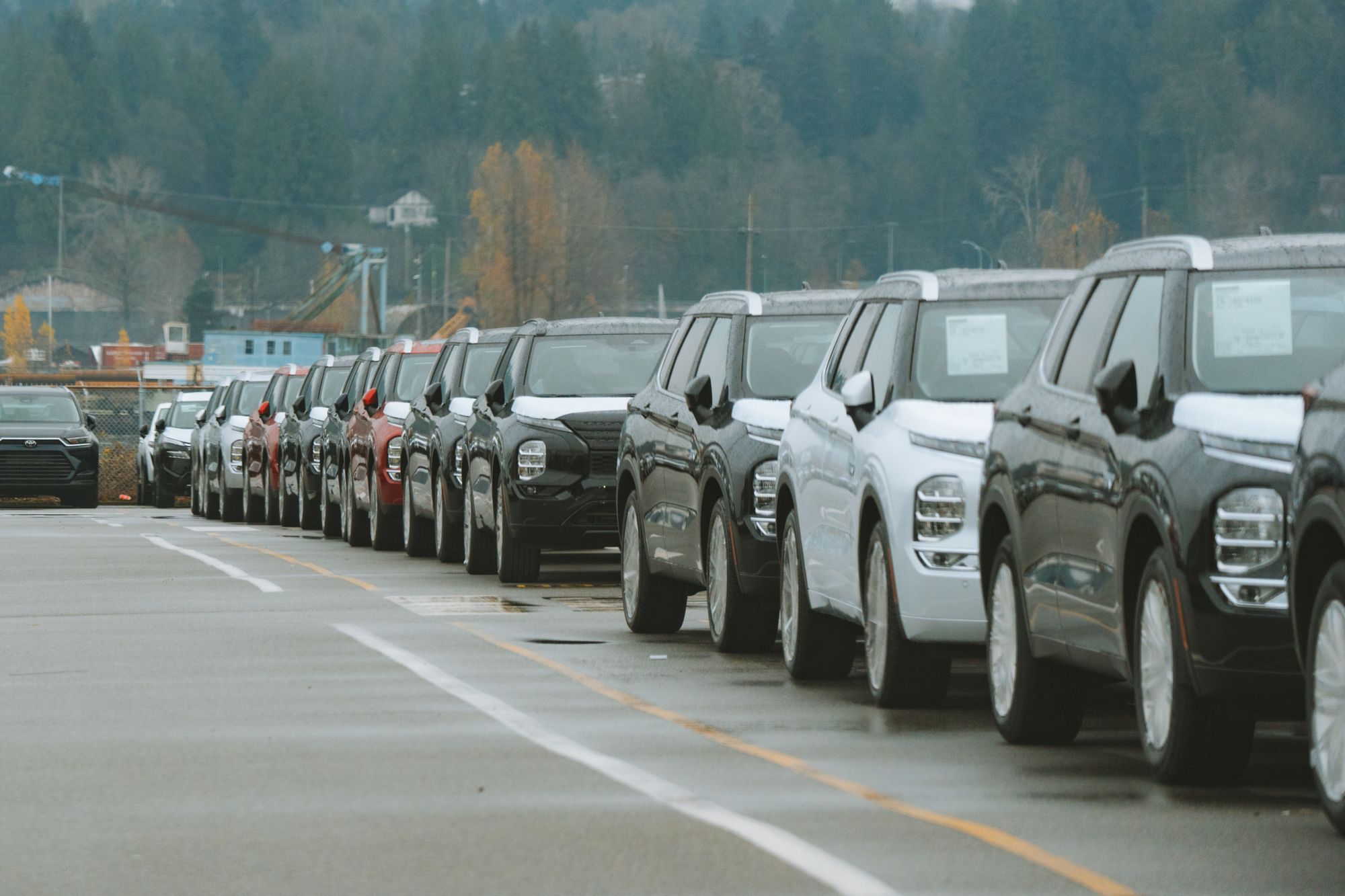 Rânduri de mașini noi într-o parcare de dealer auto