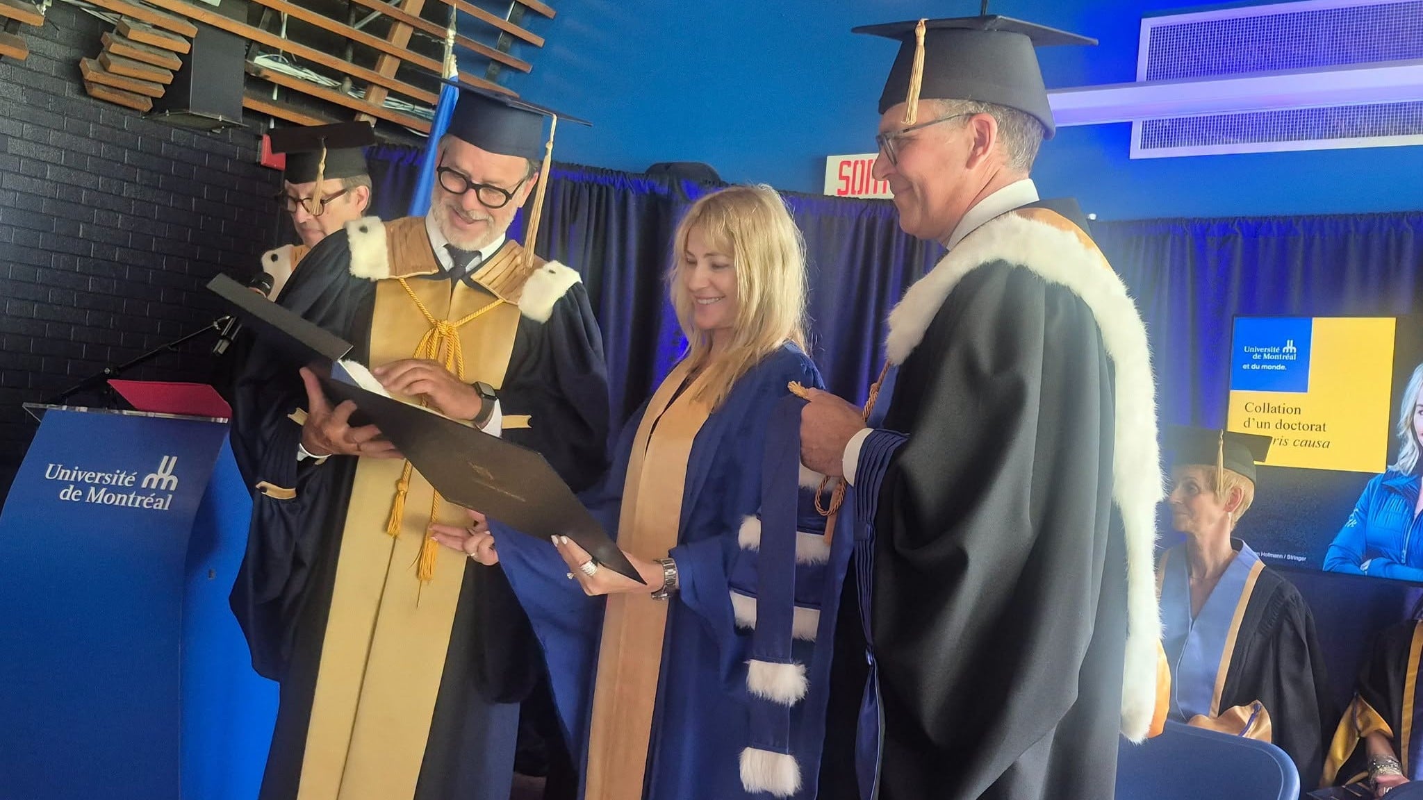 Nadia Comăneci, în ținută festivă, la ceremonia de acordare a titlului de doctor honoris causa din partea Universității din Montreal