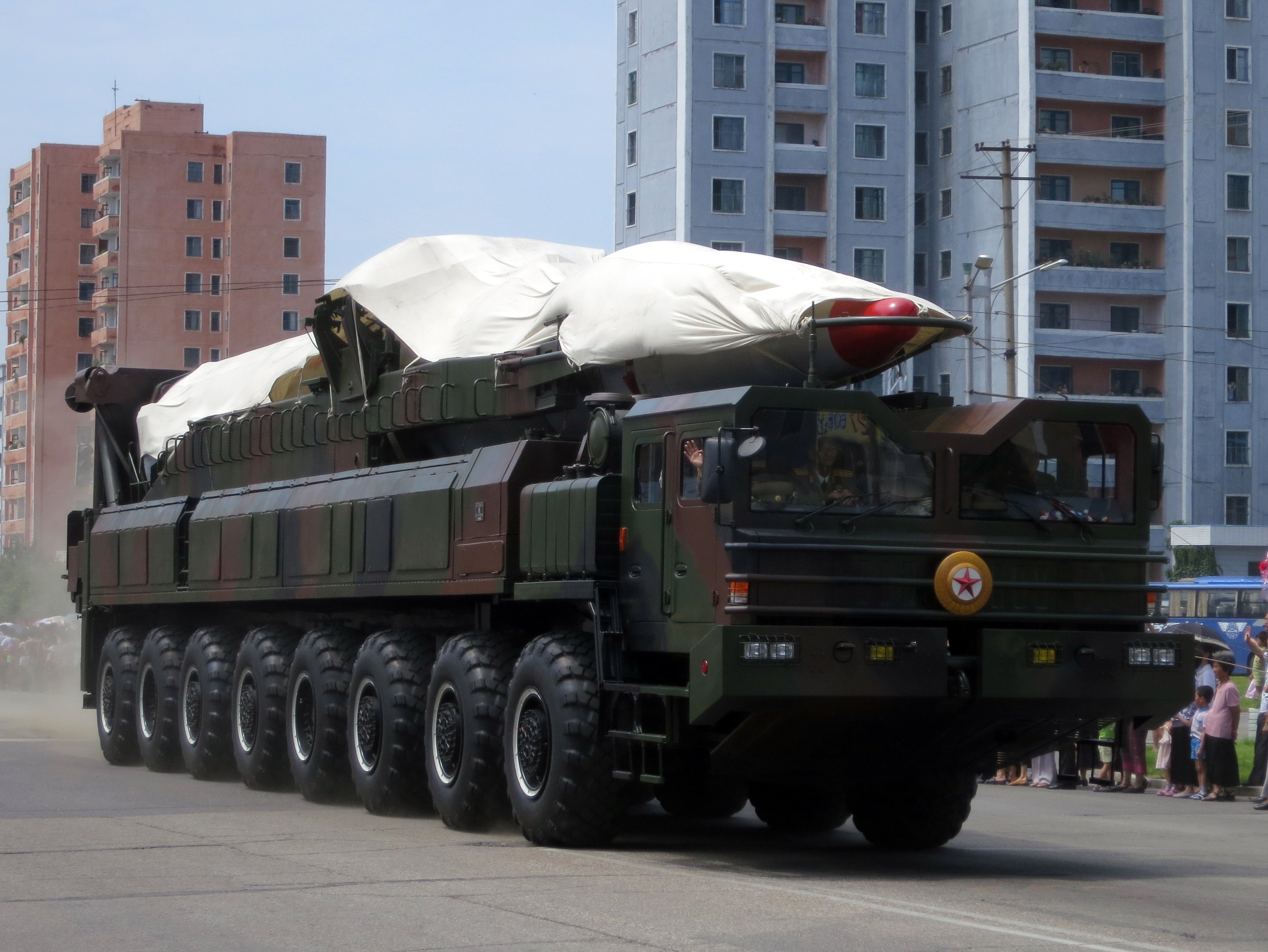 Lansator militar nord-coreean transportând o rachetă balistică acoperită, în timpul unei parade militare la Phenian