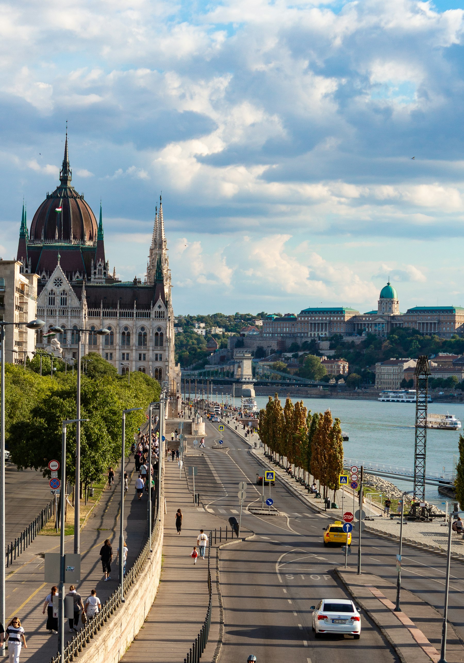 Clădirea Parlamentului de la Budapesta, pe malul Dunării, într-o zi însorită