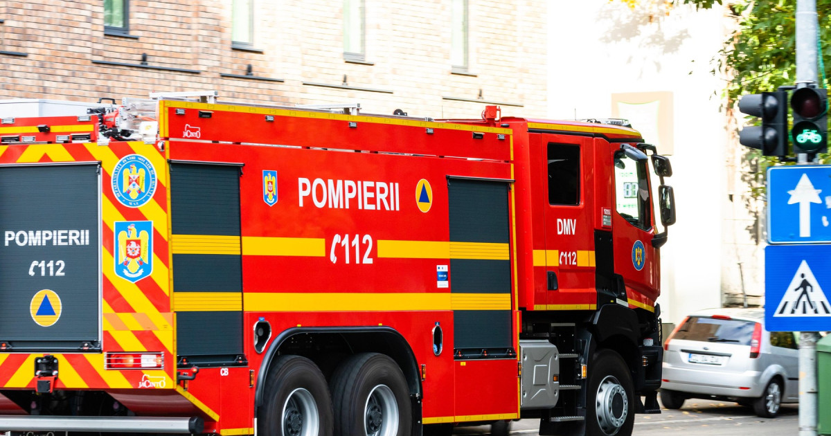 Autospecială de pompieri ISU la intervenție