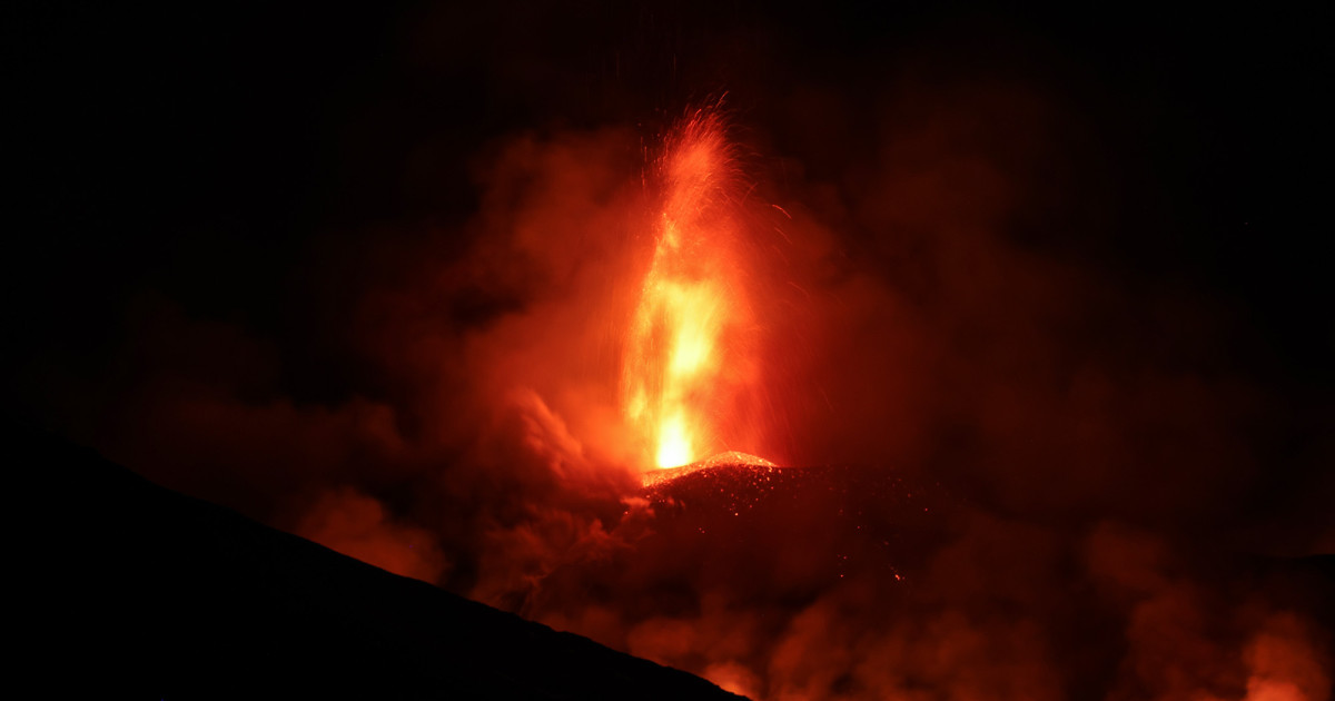 Erupție a vulcanului Etna la craterul Voragine, în provincia Catania, Italia