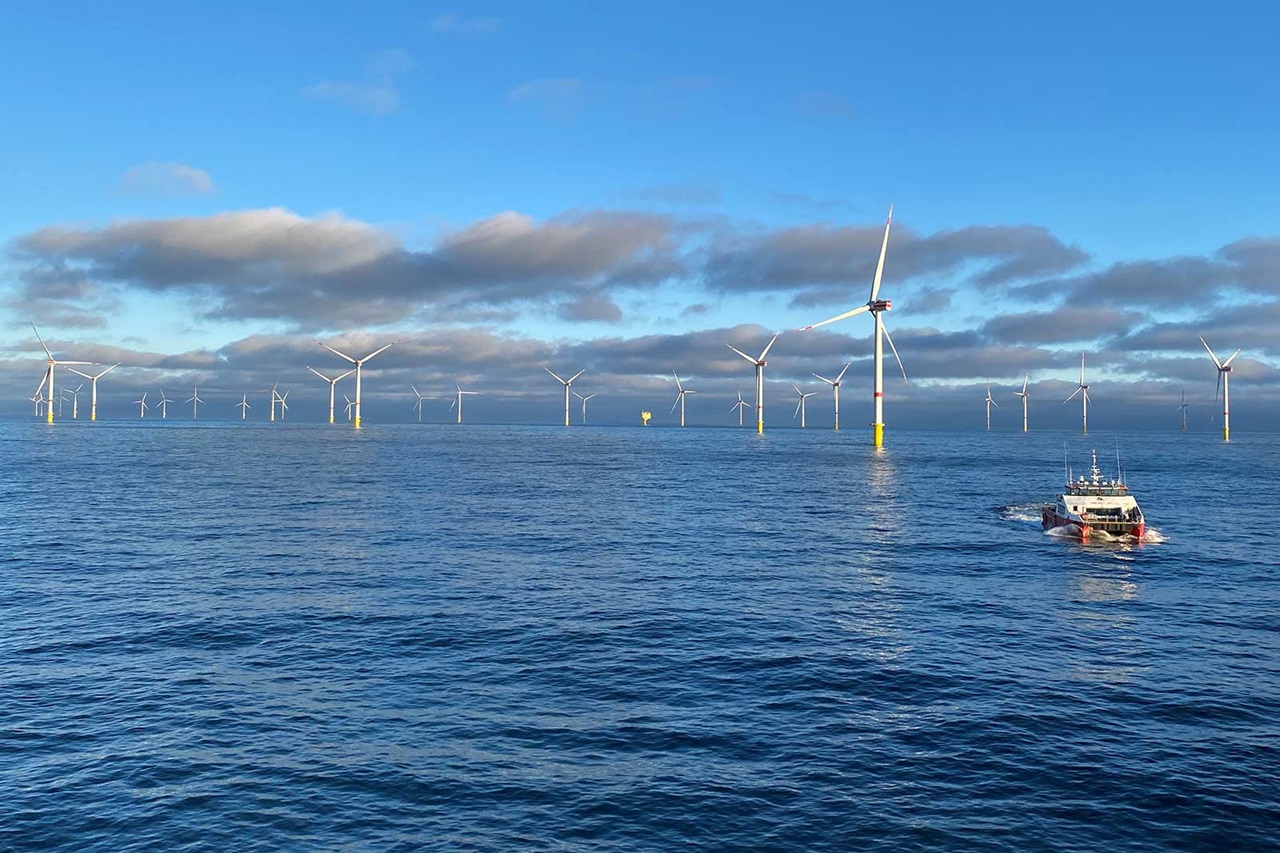 Turbine eoliene offshore ale RWE, într-un parc eolian marin din Germania, cu o navă navigând printre ele