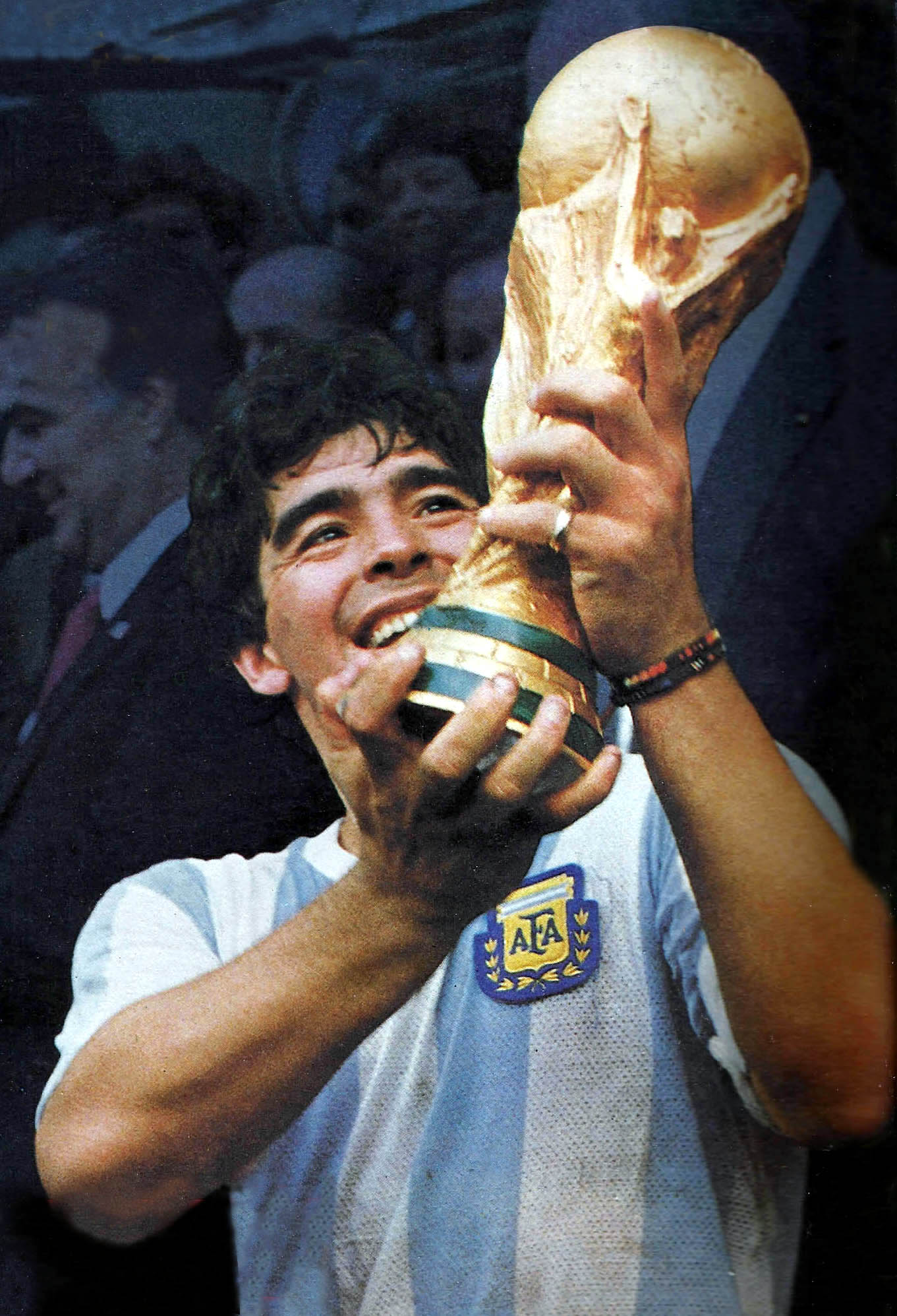 Diego Maradona ridicând trofeul Cupei Mondiale, după finala din 1986 dintre Argentina și Germania de Vest, pe stadionul Azteca din Ciudad de Mexico