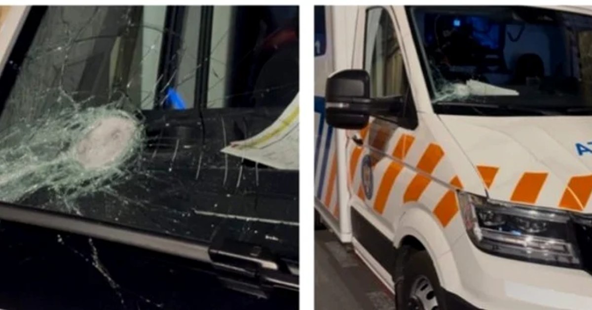 Ambulanță cu geamul spart după atacul cu pietre și topoare din Recea-Cristur, județul Cluj