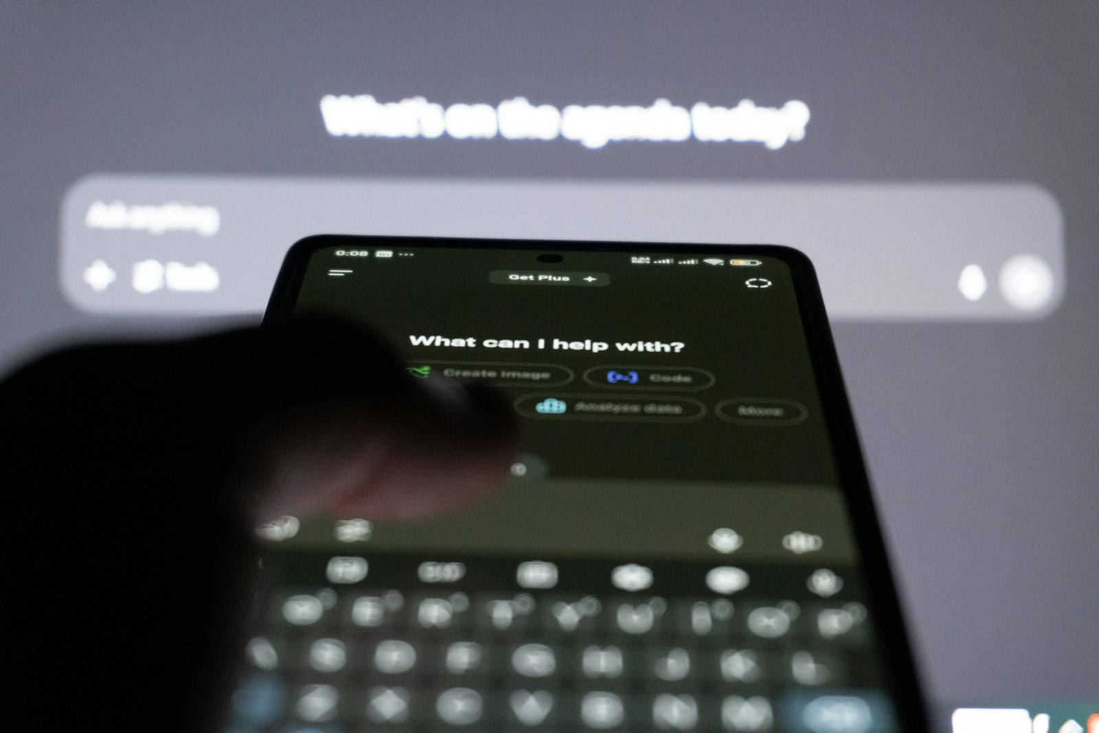 Persoană care tastează pe un telefon mobil, cu o interfață de chatbot AI afișată pe ecran