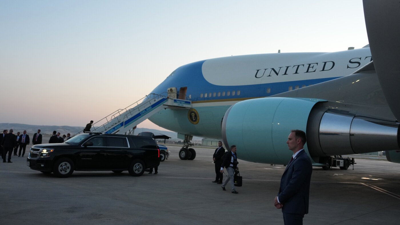 Avionul prezidențial Air Force One pe pista aeroportului din Ankara, Turcia, în timpul summitului NATO din iulie 2026