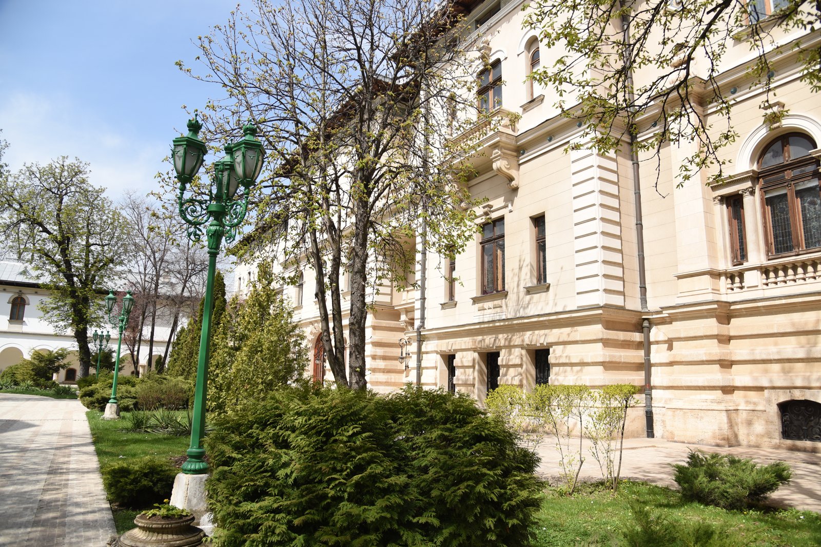 Fațada Palatului Cotroceni, reședința Președinției României, fotografiată din exterior