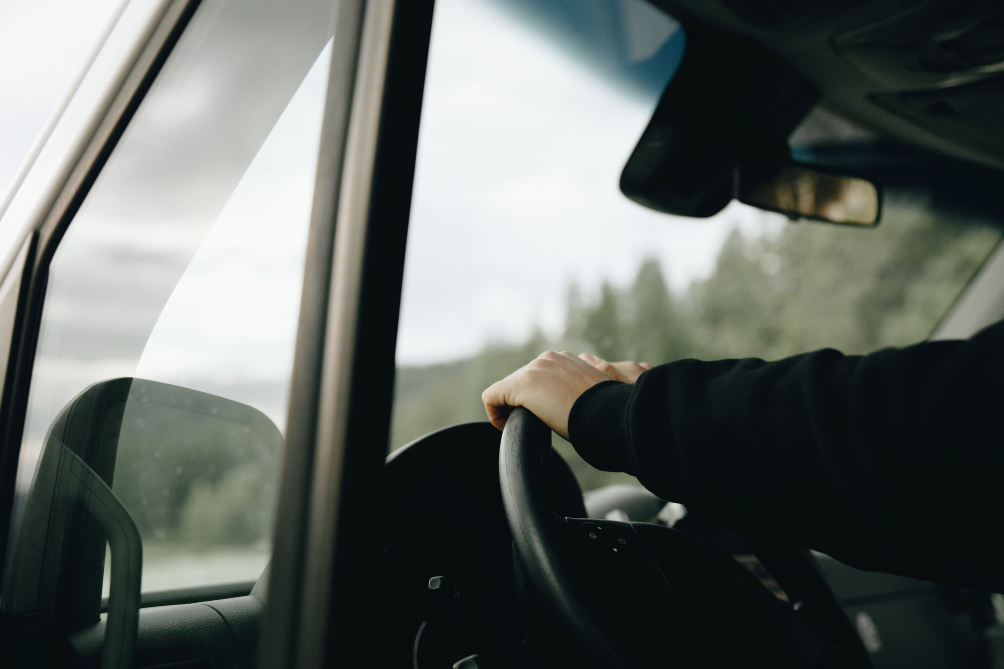 Mâini pe volanul unei mașini în timpul conducerii