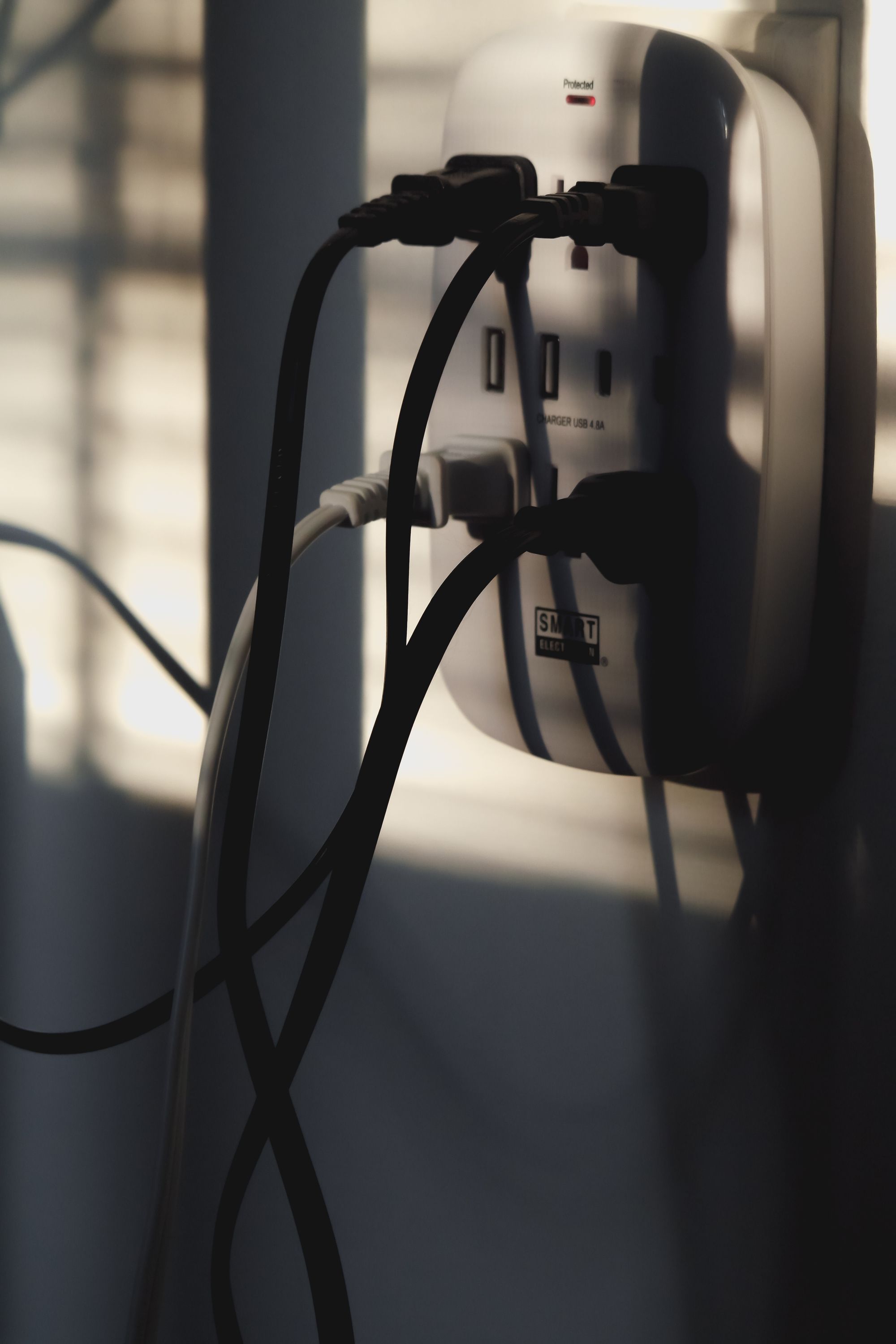 Cabluri de încărcare conectate la o priză electrică