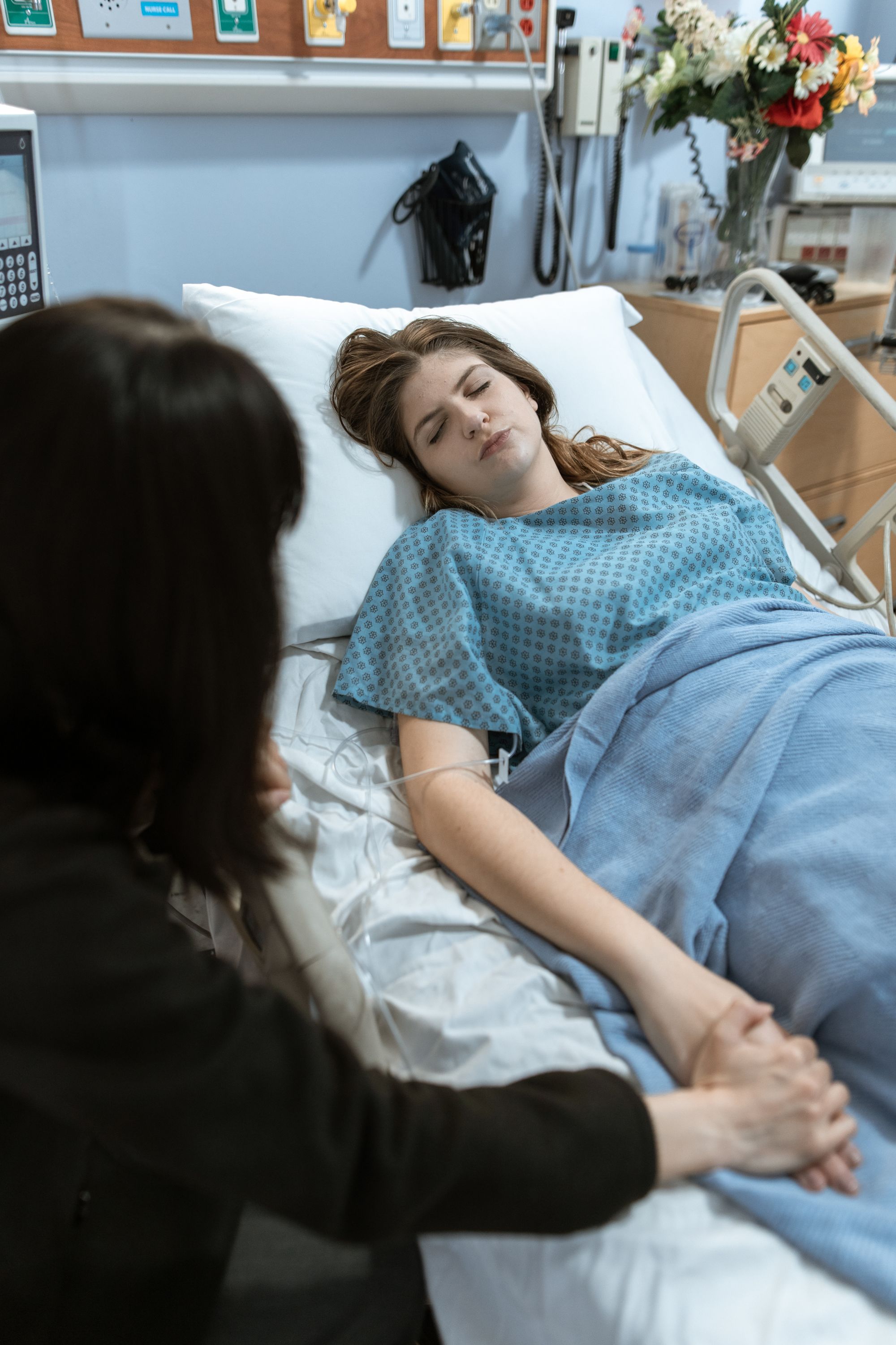 Pacientă vârstnică îngrijită la pat de spital, imagine ilustrativă - Anchetă în Gorj, după moartea unei adolescente de 14 ani