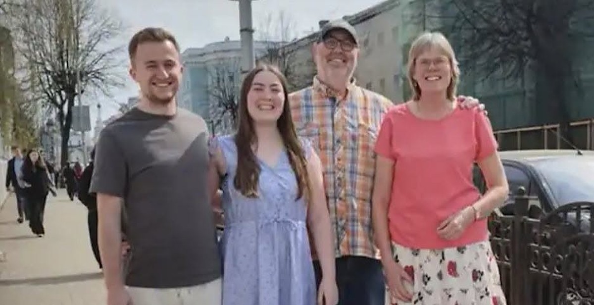 Jacintha Walters, soțul ei și părinții ei pe o stradă din Rusia, cadru din clipul publicat pe YouTube