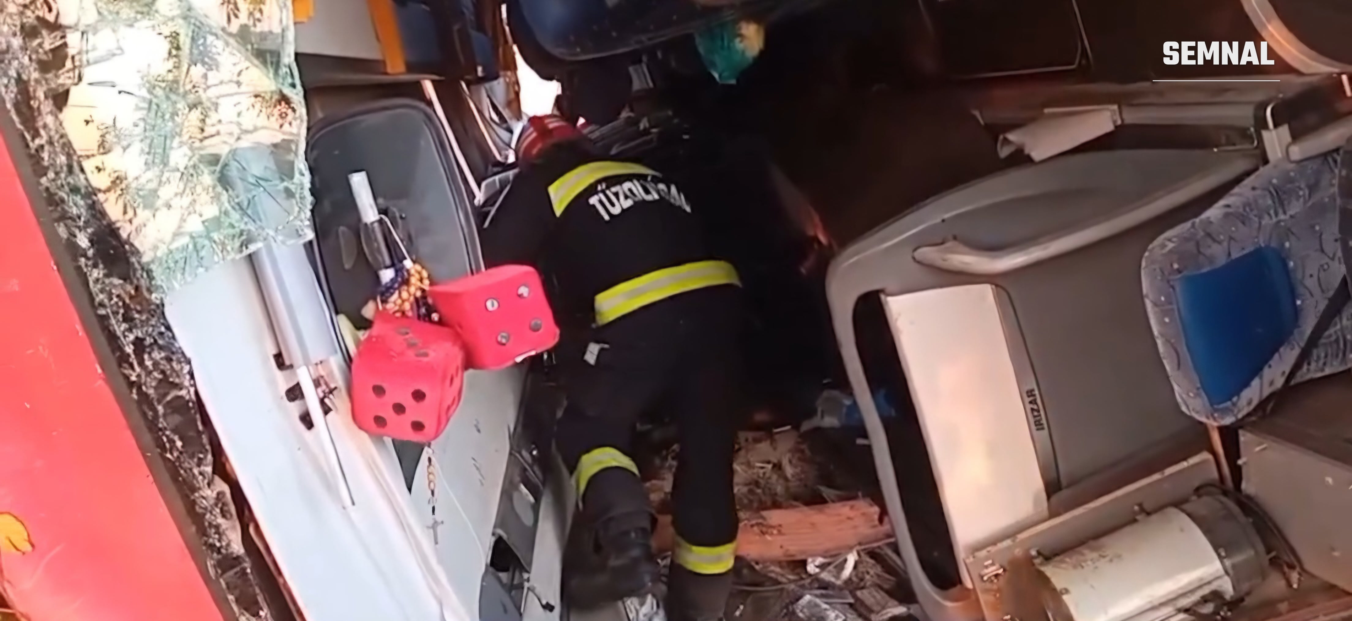 Pompieri intervin lângă autocarul răsturnat, fotografiat noaptea la locul accidentului