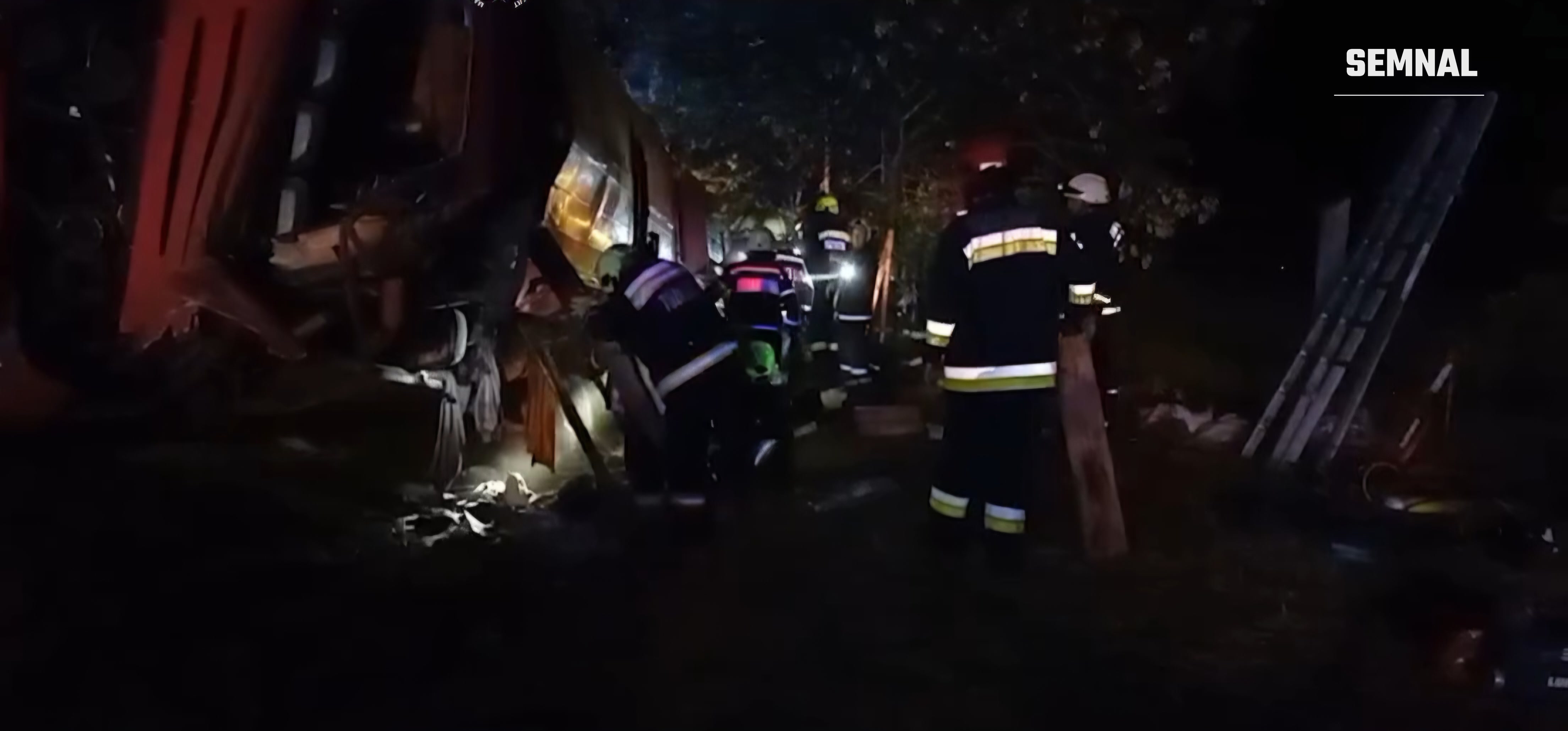 Un pompier verifică interiorul autocarului avariat, printre bagajele pasagerilor