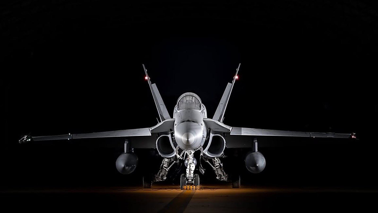 Avion F-18 al Forțelor Aeriene și Spațiale Spaniole, pregătit pentru misiune pe timp de noapte