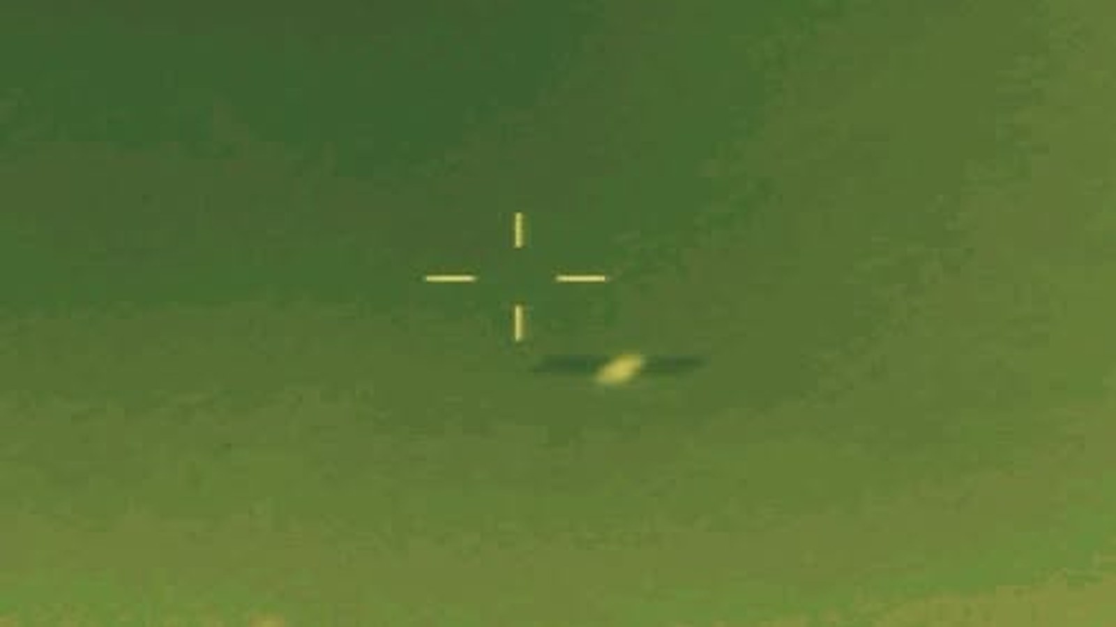 Imagine din sistemul de vizare al aeronavei, cu drona încadrată în crucea reticulului