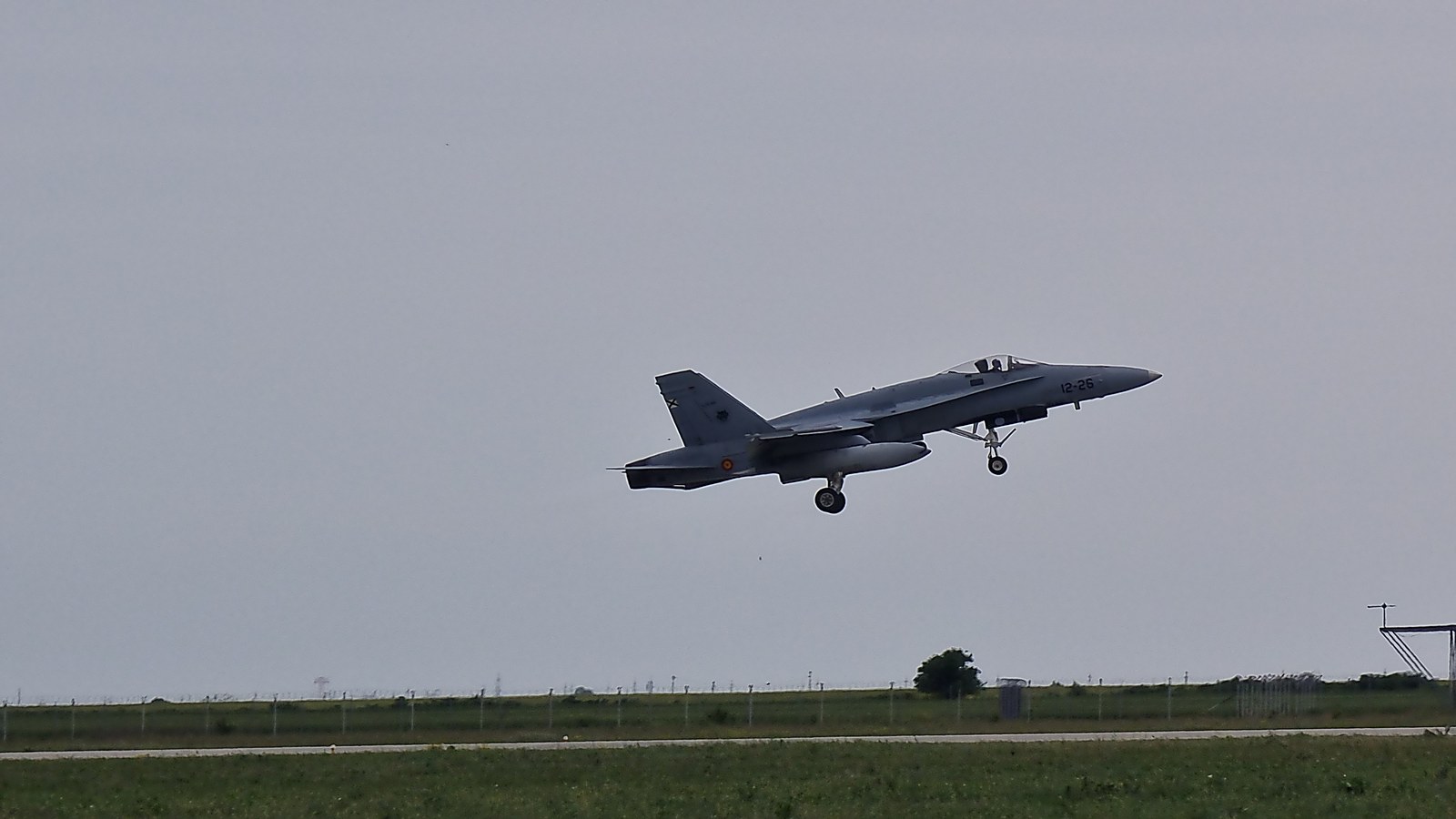 Avion de vânătoare F-18 al Forțelor Aeriene și Spațiale Spaniole, imediat după desprinderea de pistă la Baza 57 Aeriană „Mihail Kogălniceanu” (imagine din arhiva Semnal)