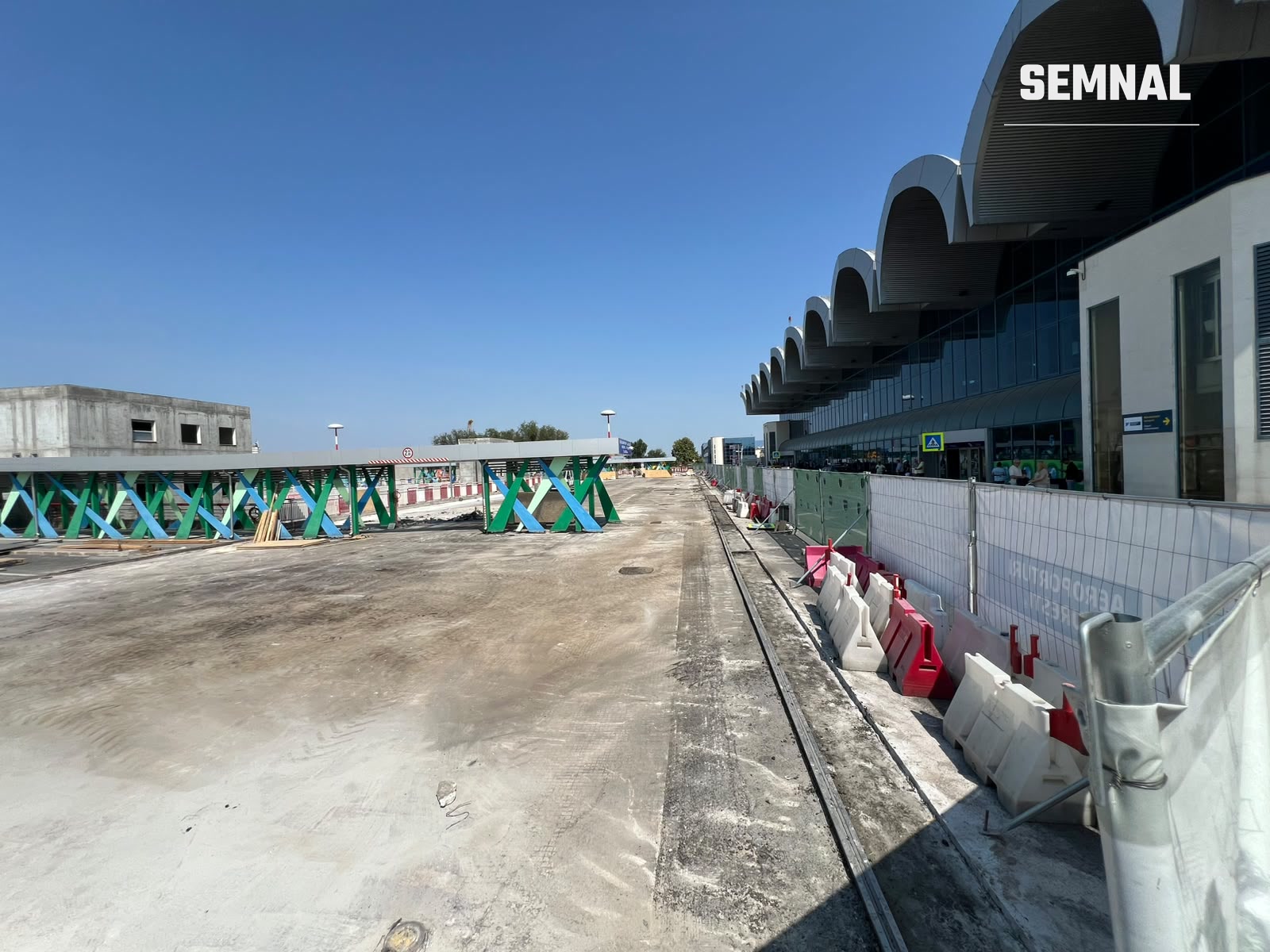 Zona din fața Terminalului Sosiri, cu șantierul delimitat pentru lucrările de consolidare
