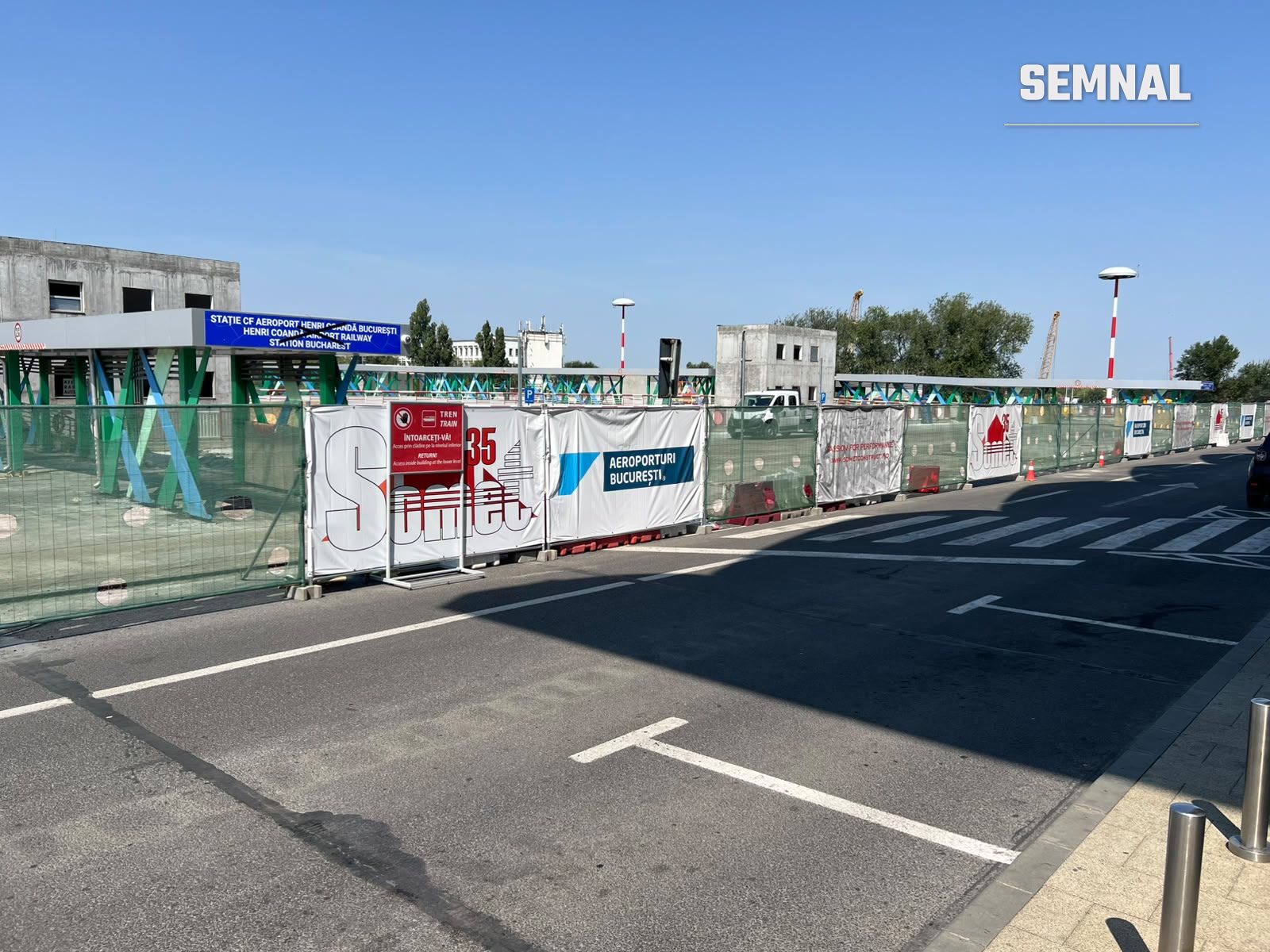 Panouri de șantier montate în zona stației CFR a Aeroportului Henri Coandă