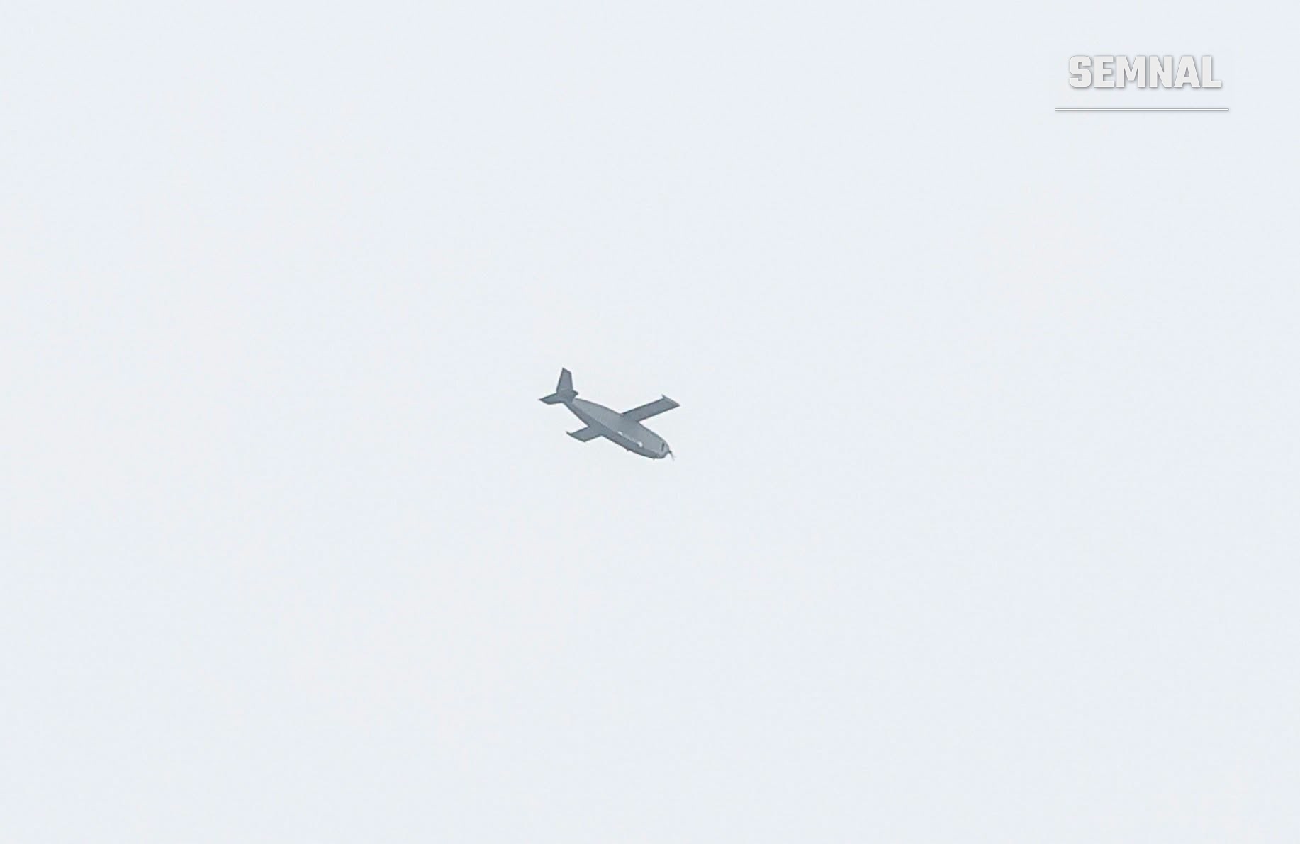 Aparat fără pilot fotografiat în zbor pe cer acoperit, în timpul survolării spațiului aerian din estul României